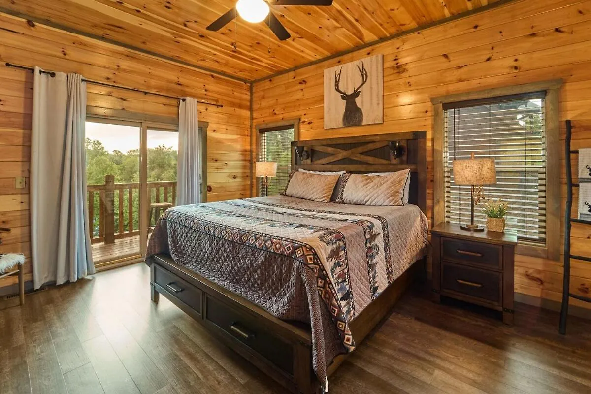Holiday home In & Out Pool, Near Dollywood, Game Room, Luxury Pigeon Forge
