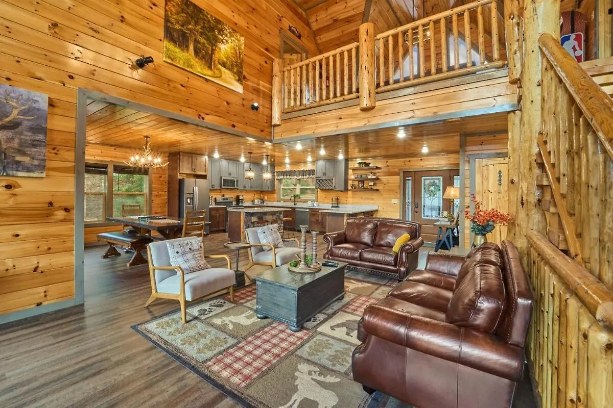 Holiday home In & Out Pool, Near Dollywood, Game Room, Luxury Pigeon Forge