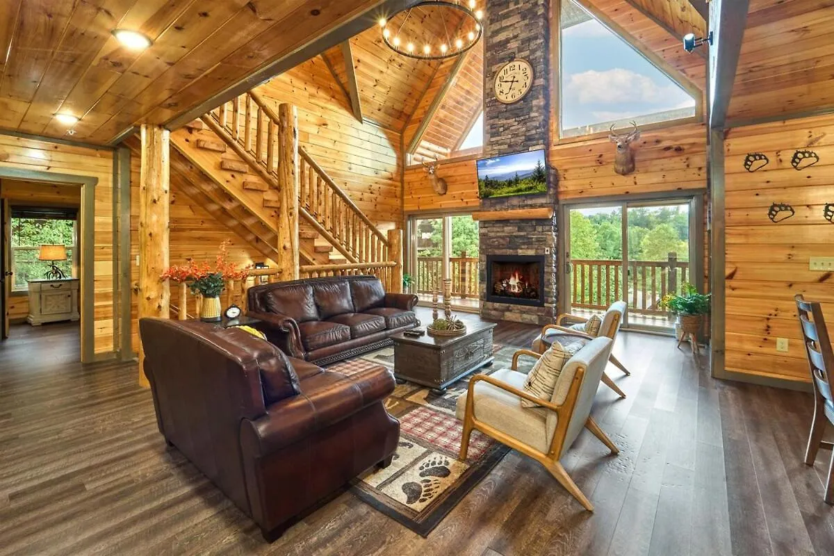 In & Out Pool, Near Dollywood, Game Room, Luxury Holiday home