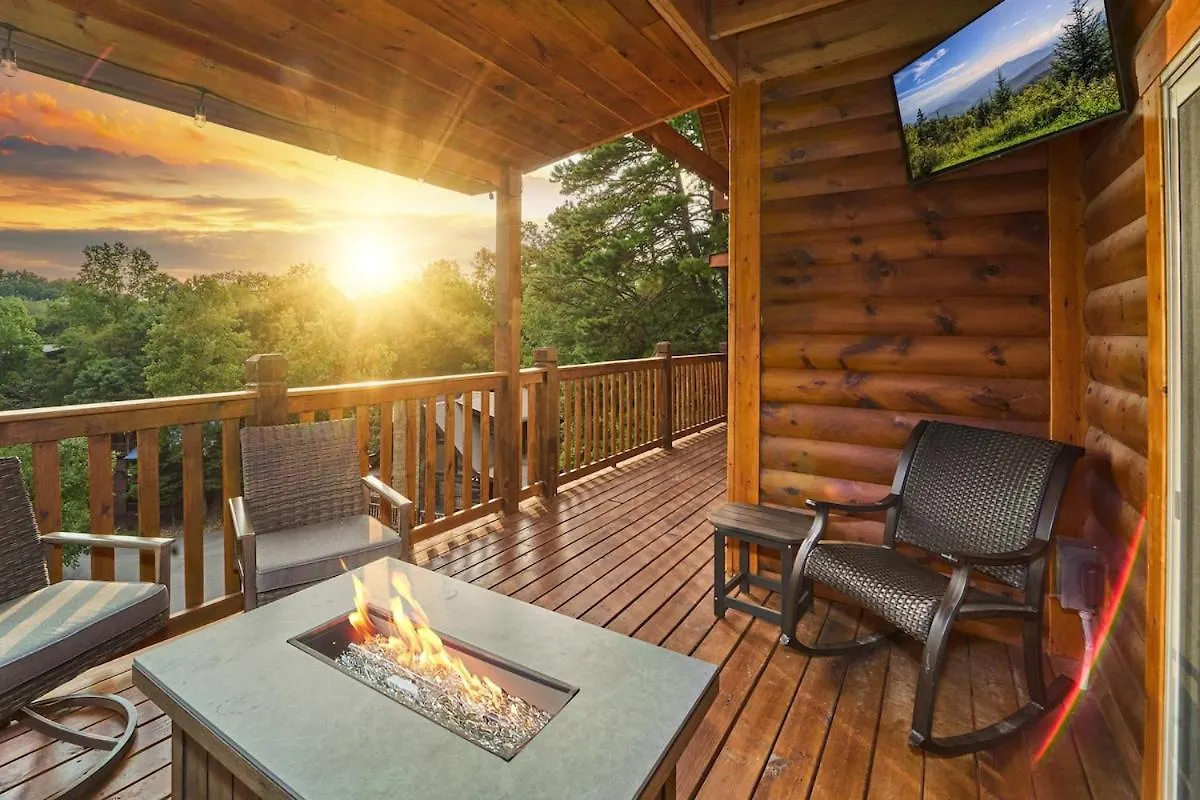 In & Out Pool, Near Dollywood, Game Room, Luxury * Pigeon Forge