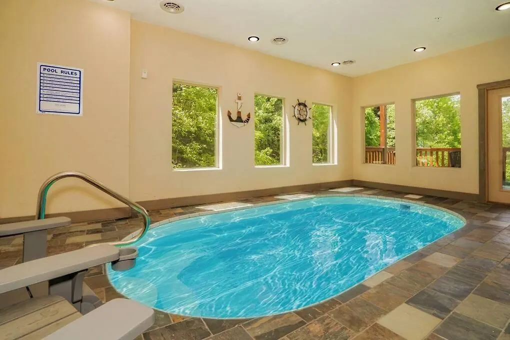 In & Out Pool, Near Dollywood, Game Room, Luxury Holiday home *
