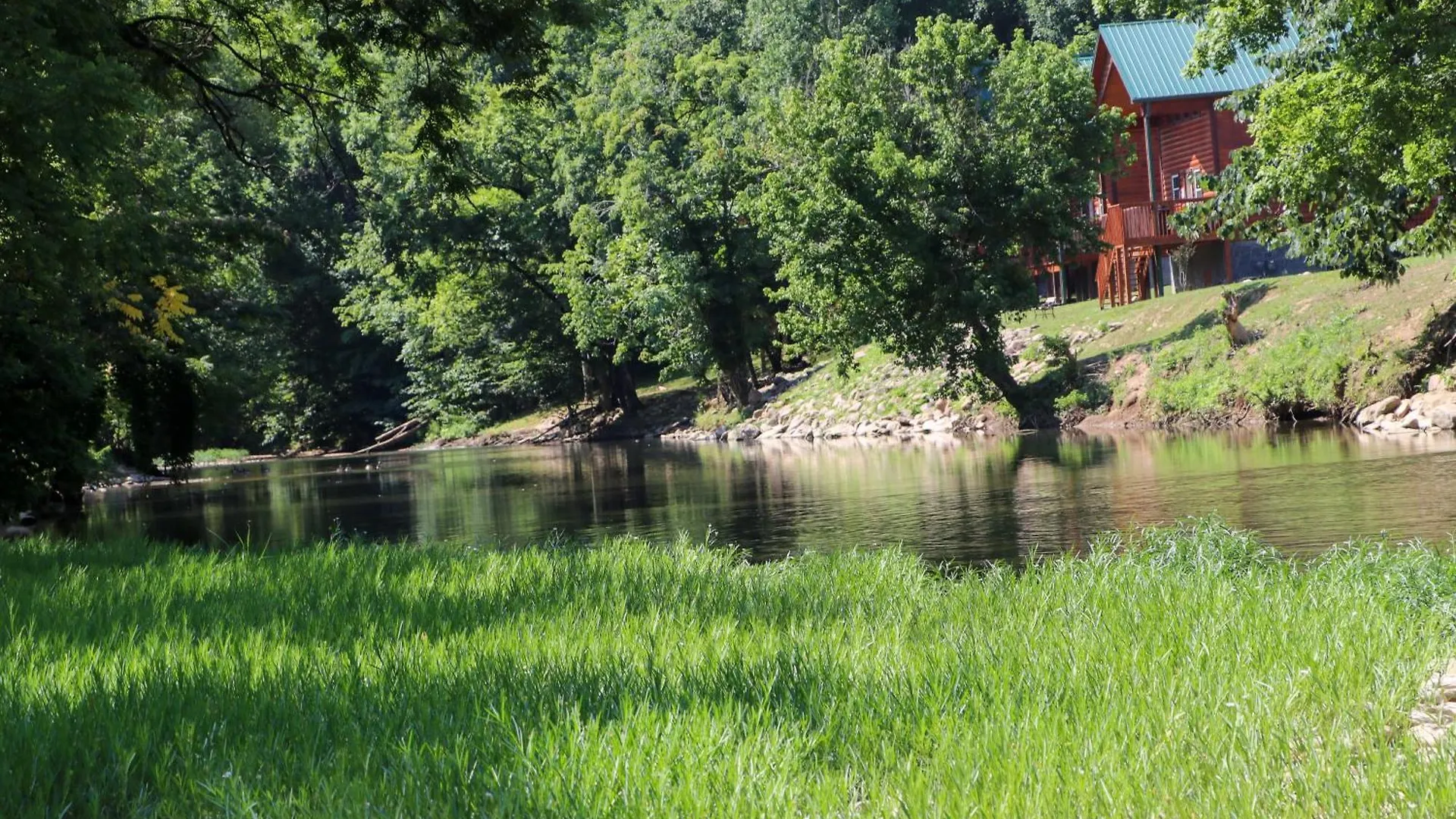 Charming 2 Bed Oasis With River Access Hot Tub And Outdoor Fun Sleeps 6 Comfortably Holiday home Pigeon Forge
