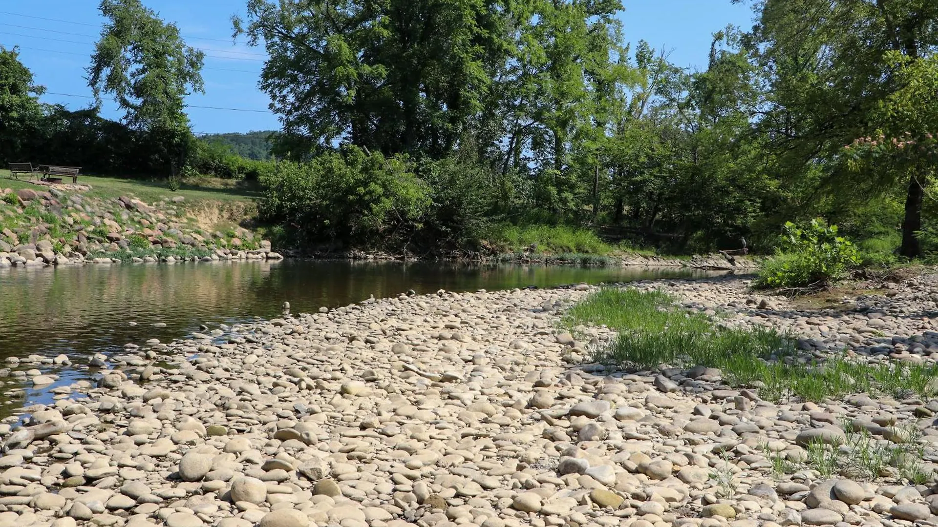 Charming 2 Bed Oasis With River Access Hot Tub And Outdoor Fun Sleeps 6 Comfortably Holiday home *