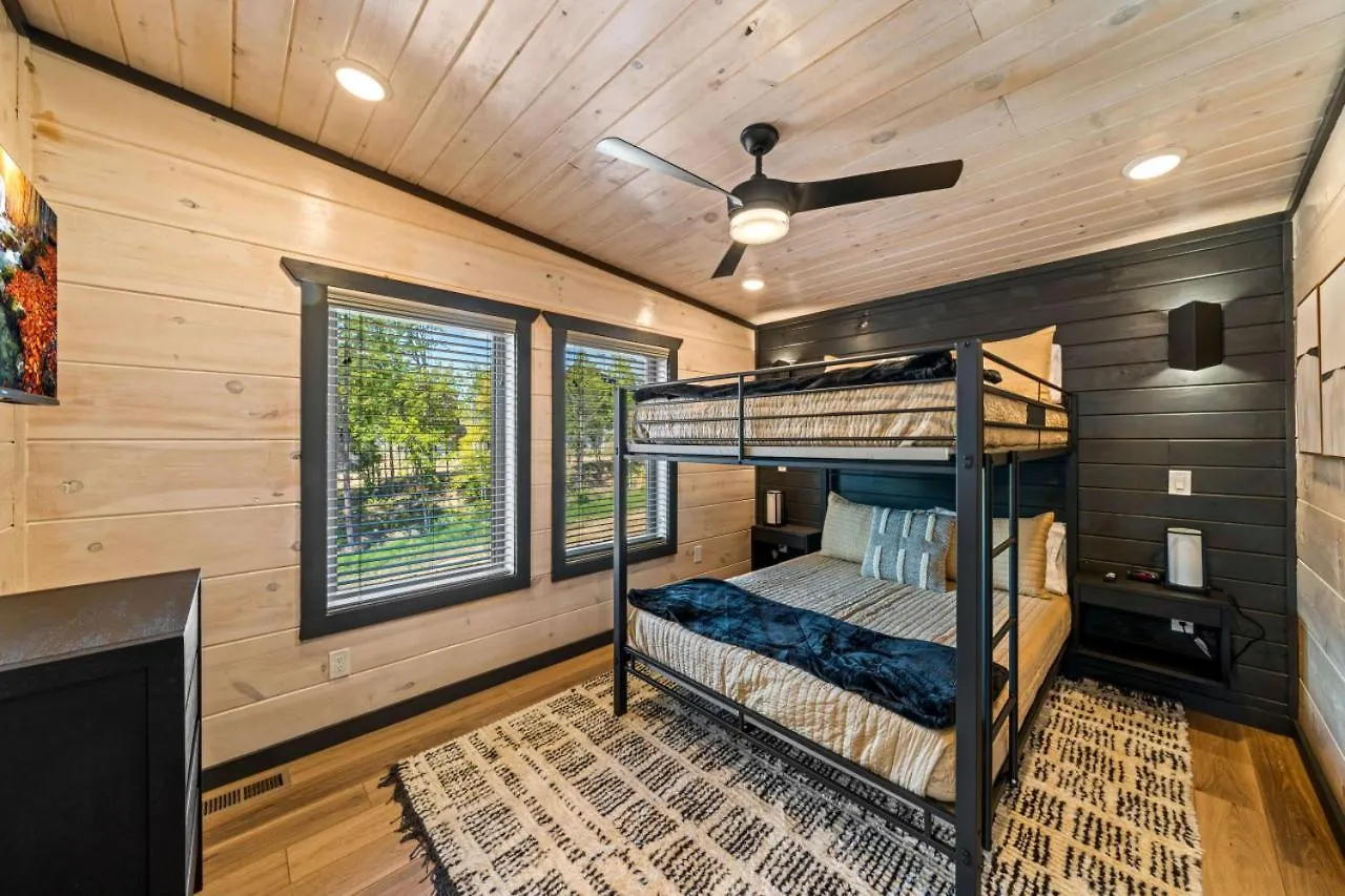 Parkway Pool Retreat Hot Tub Foosball Arcade Holiday home Pigeon Forge