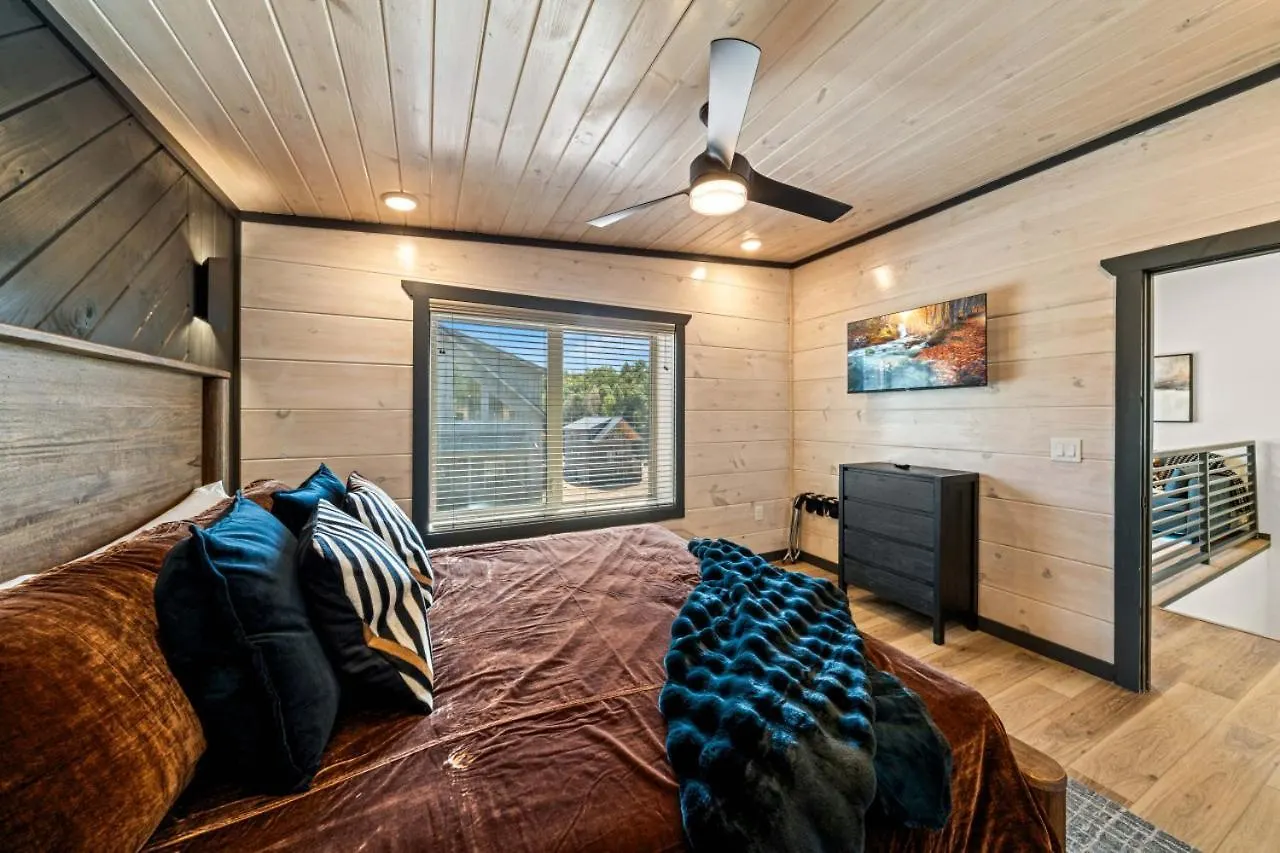 Parkway Pool Retreat Hot Tub Foosball Arcade Holiday home Pigeon Forge