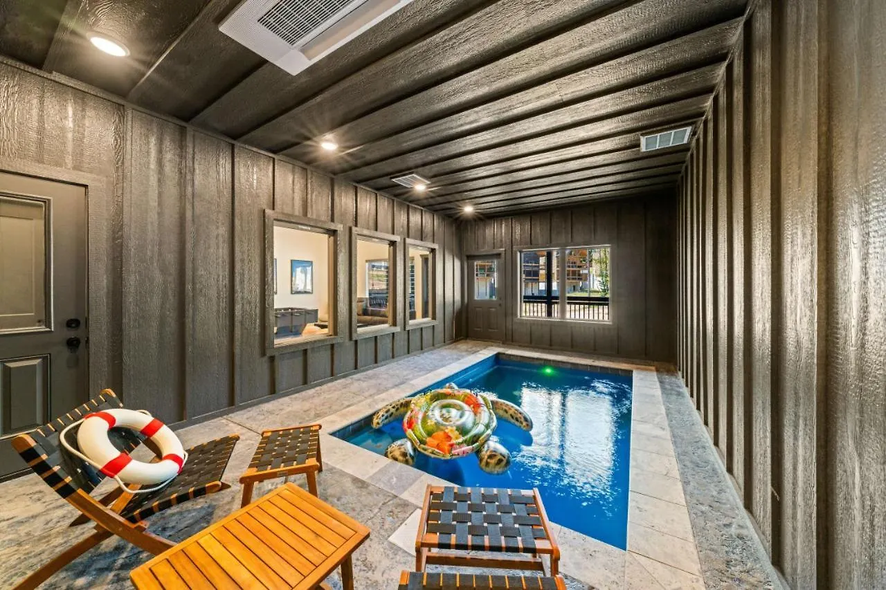 Parkway Pool Retreat Hot Tub Foosball Arcade Holiday home Pigeon Forge