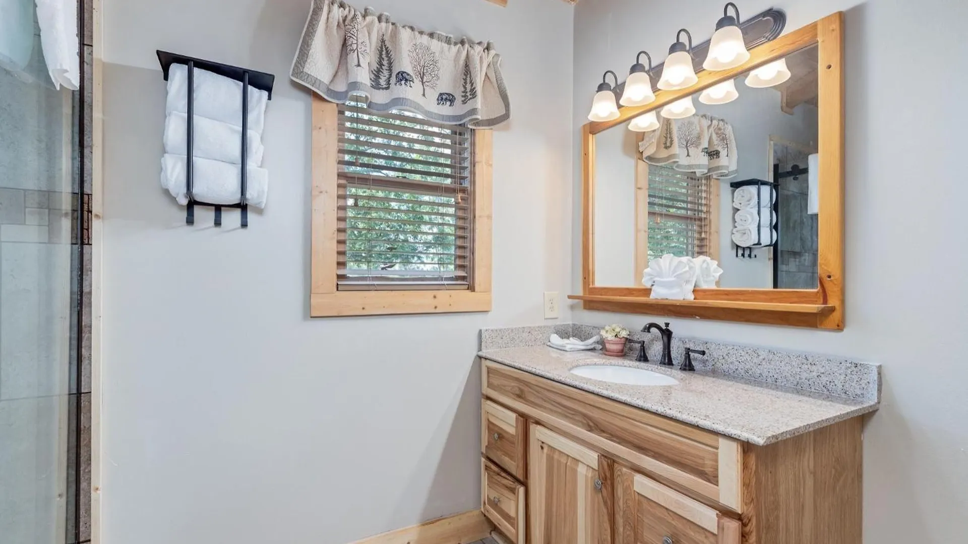 Er101 - Heavenly Hideaway Great Location - Close To Town!