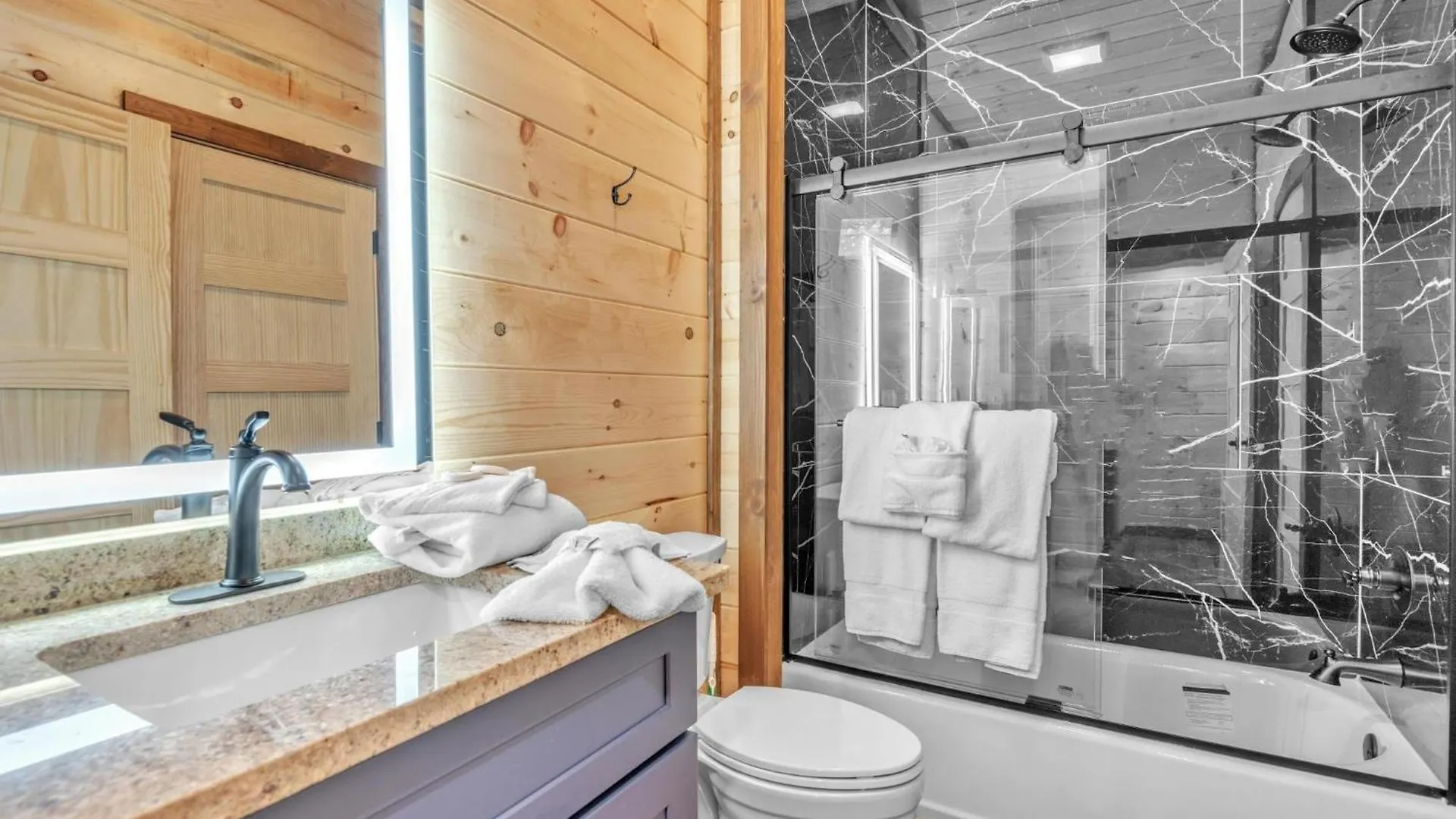 Ern803 - Beary Blue Oasis Pigeon Forge