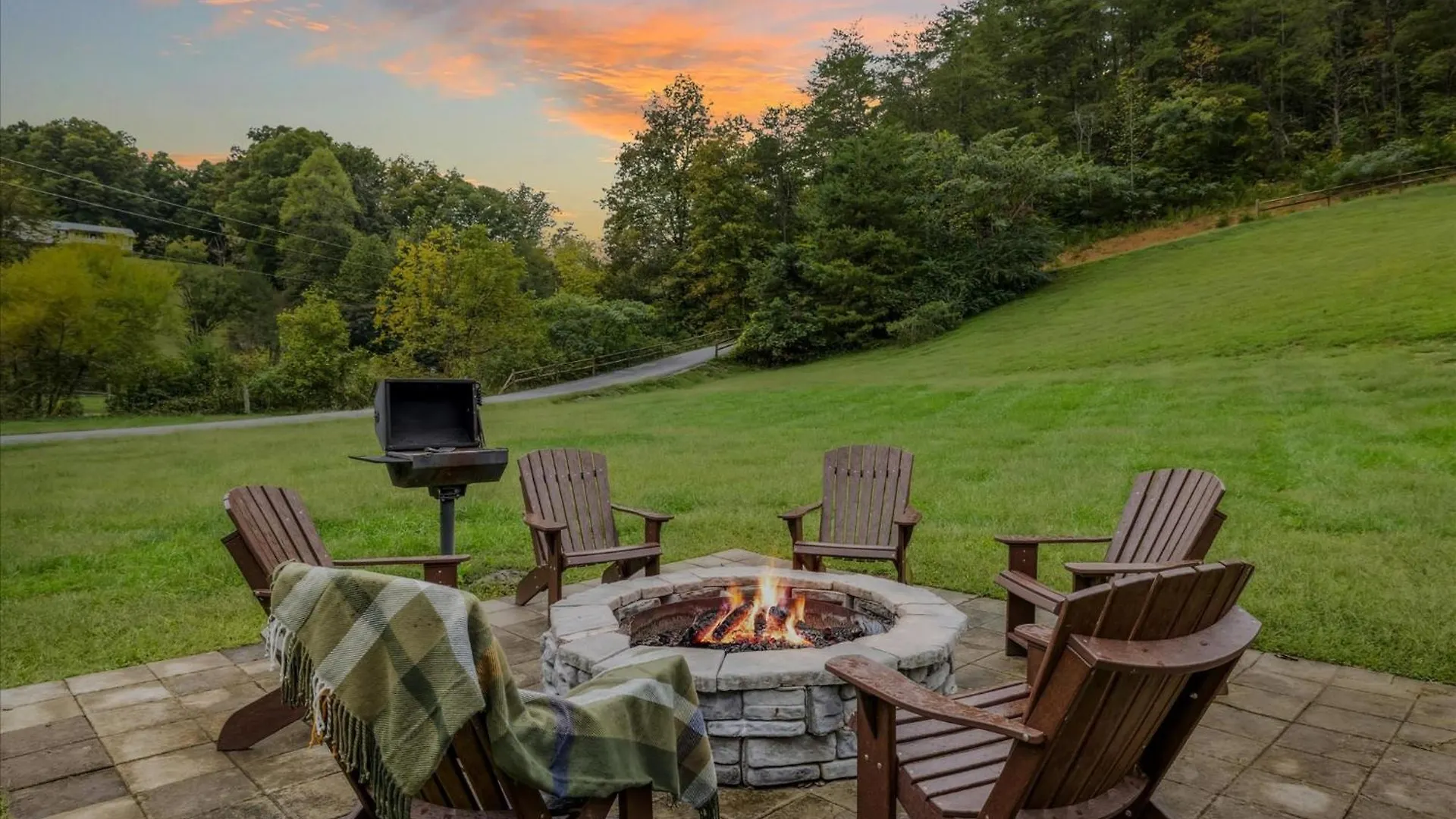 Black Bear - Firepit, Game Room, Hot Tub Prázdninový dům *