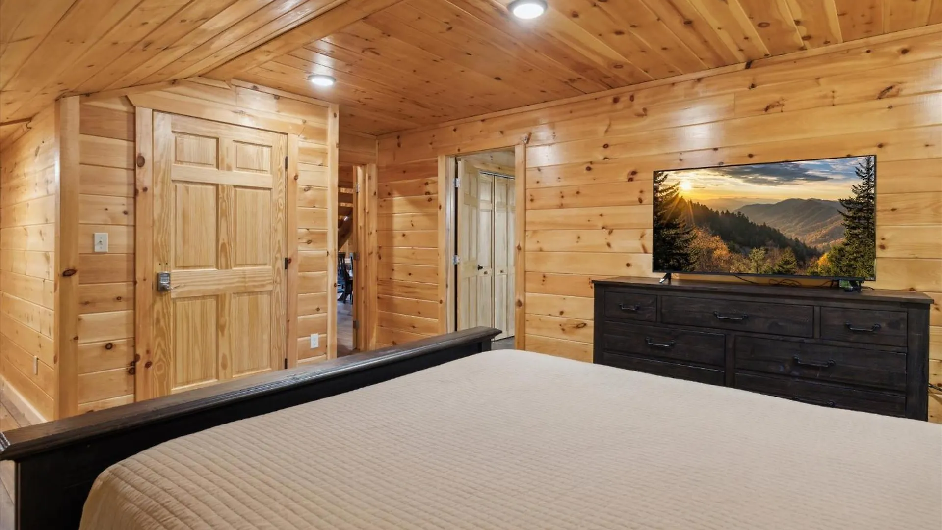 Black Bear - Firepit, Game Room, Hot Tub Holiday home Pigeon Forge