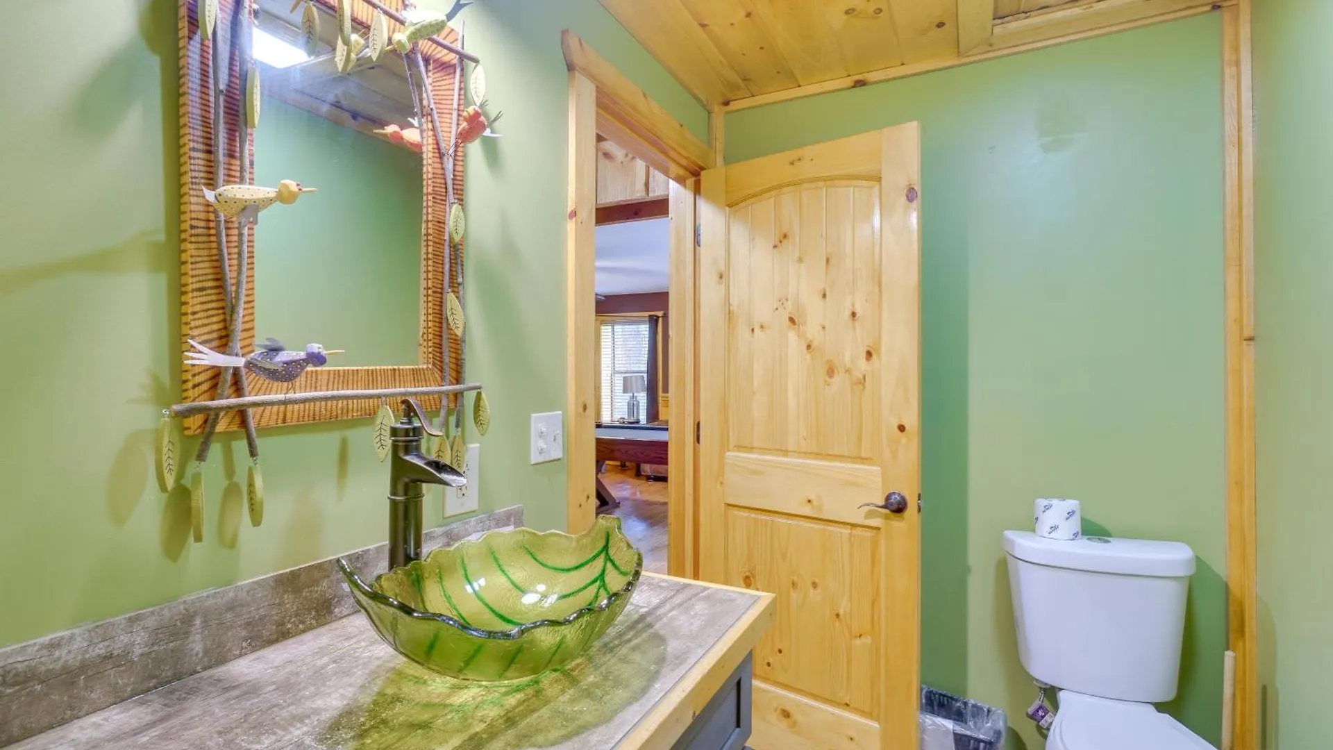 With Pool Table And Deck Near Town! * Pigeon Forge