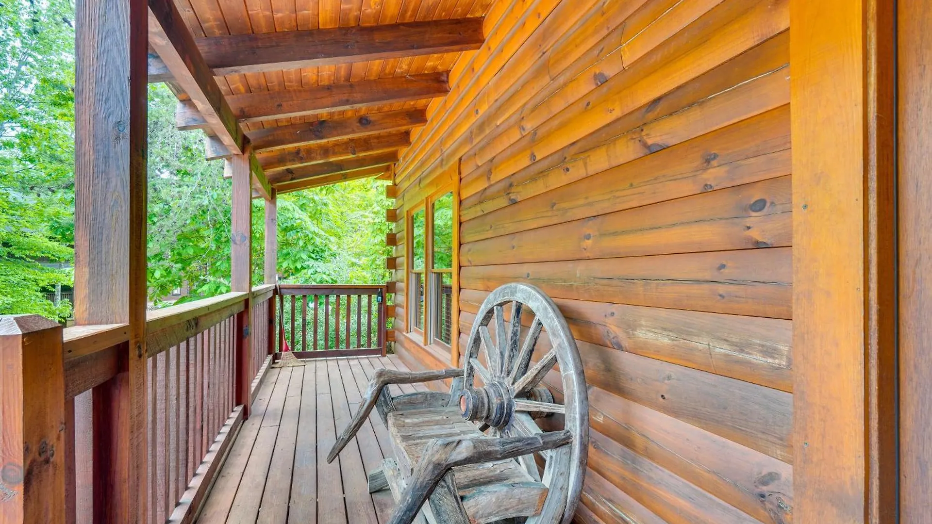With Pool Table And Deck Near Town! Holiday home