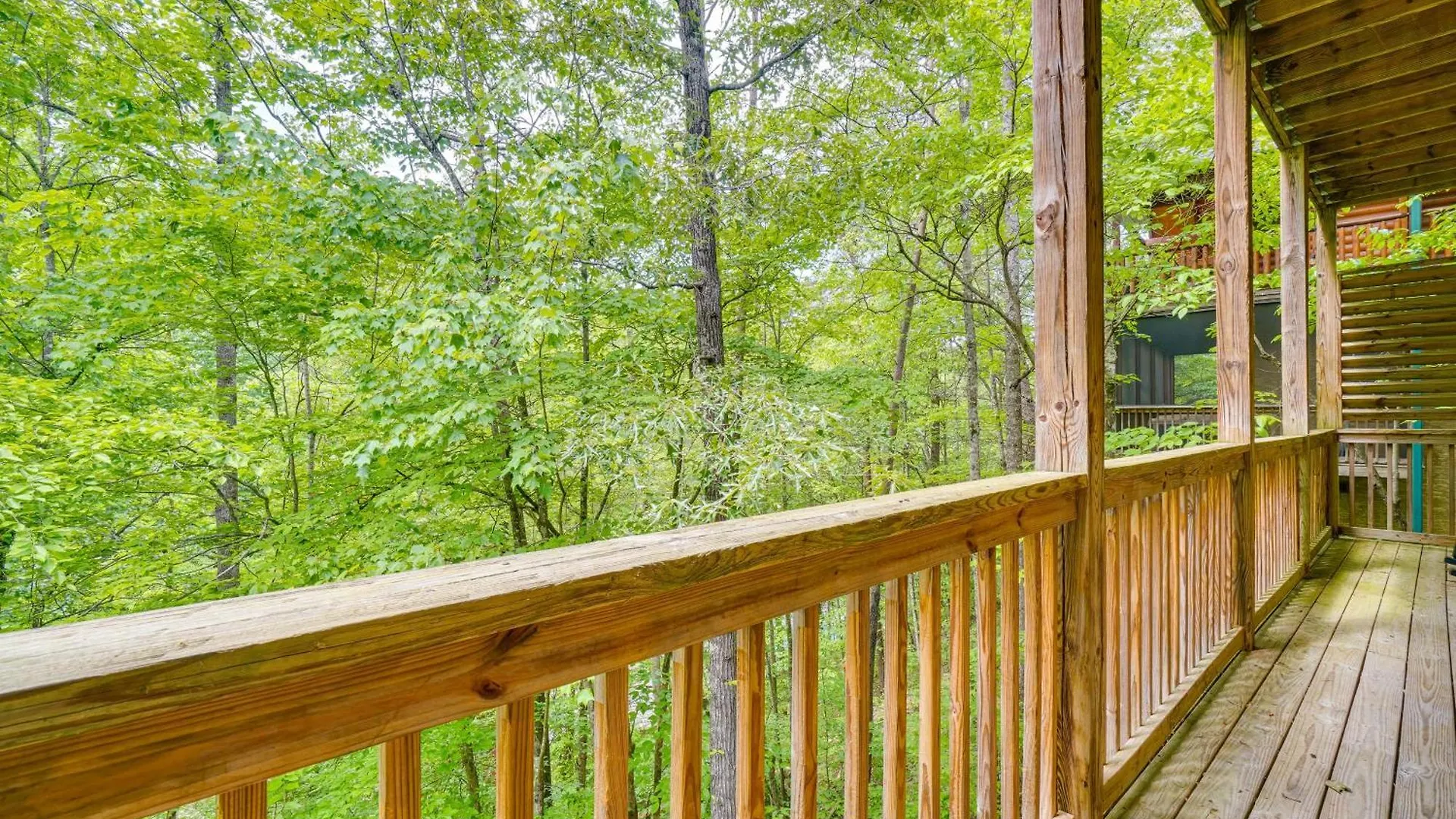 Holiday home With Pool Table And Deck Near Town!