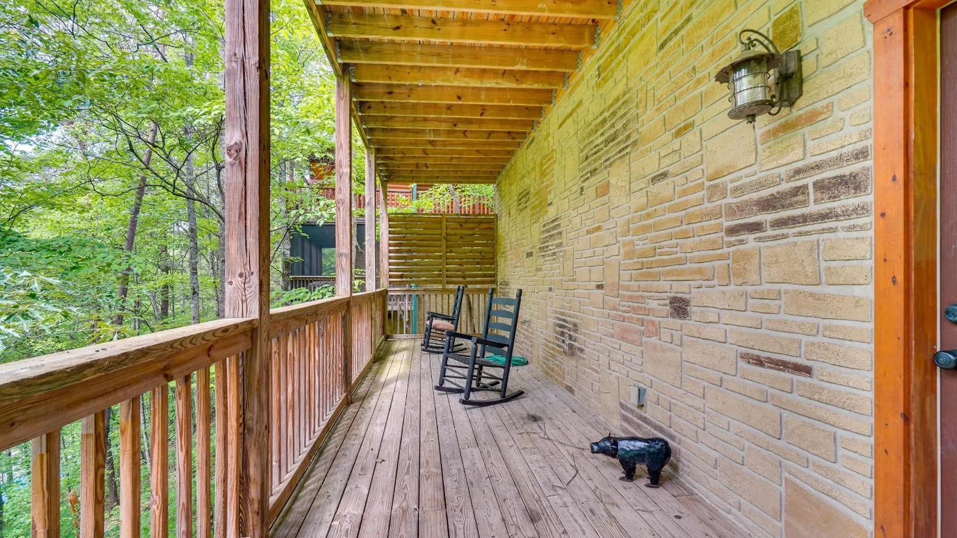 With Pool Table And Deck Near Town! Holiday home Pigeon Forge