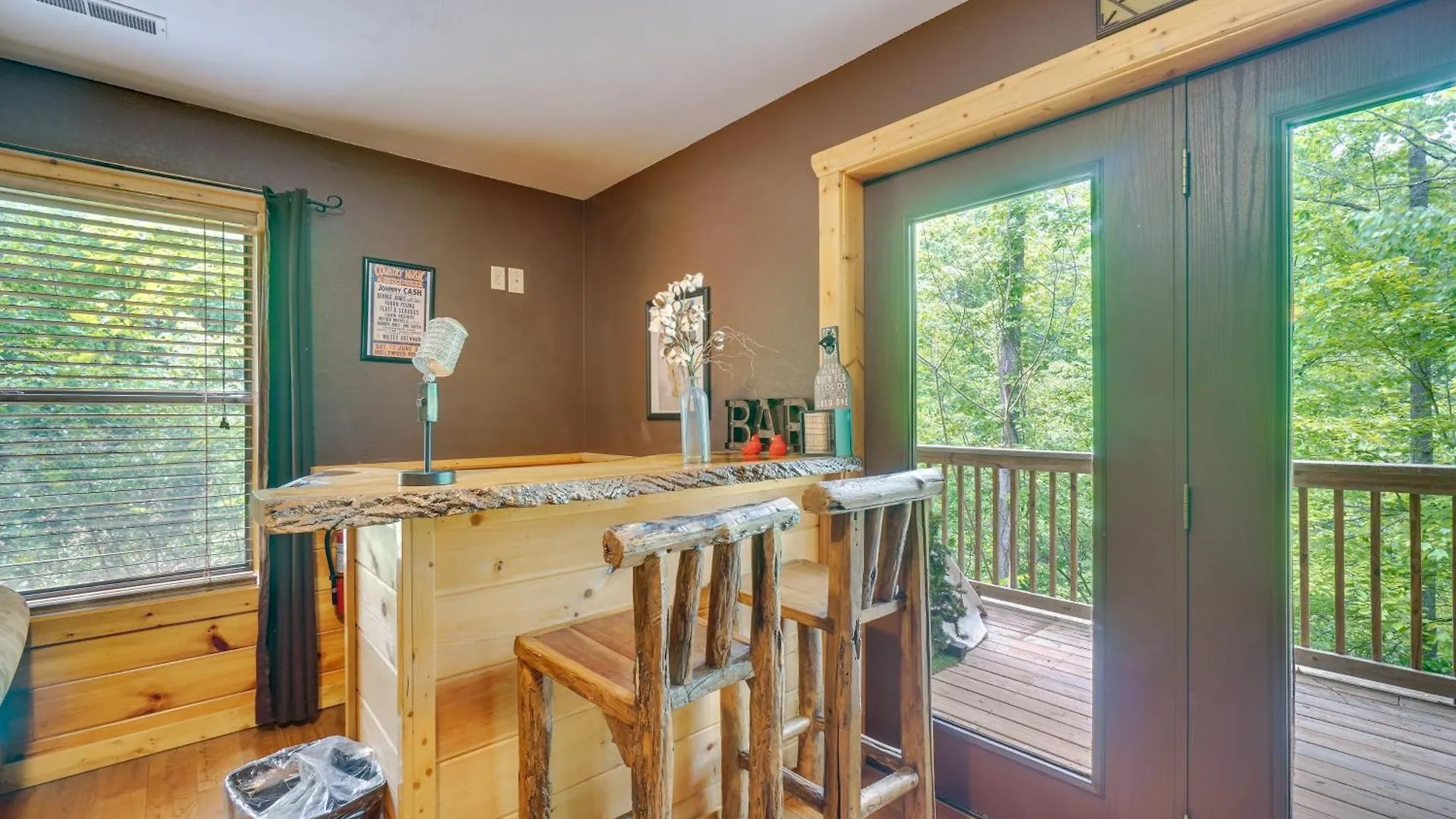 With Pool Table And Deck Near Town! *