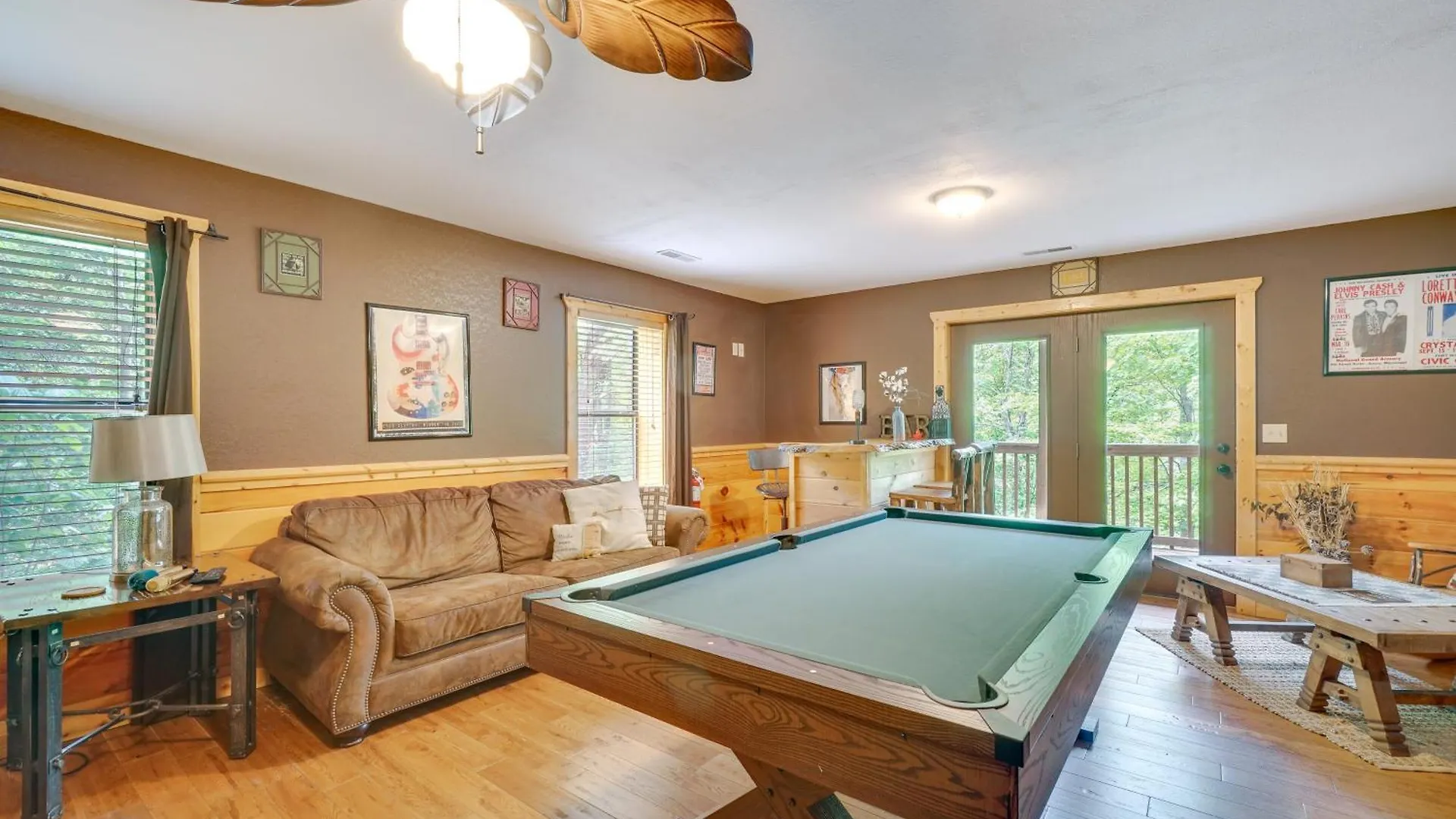 With Pool Table And Deck Near Town! * Pigeon Forge