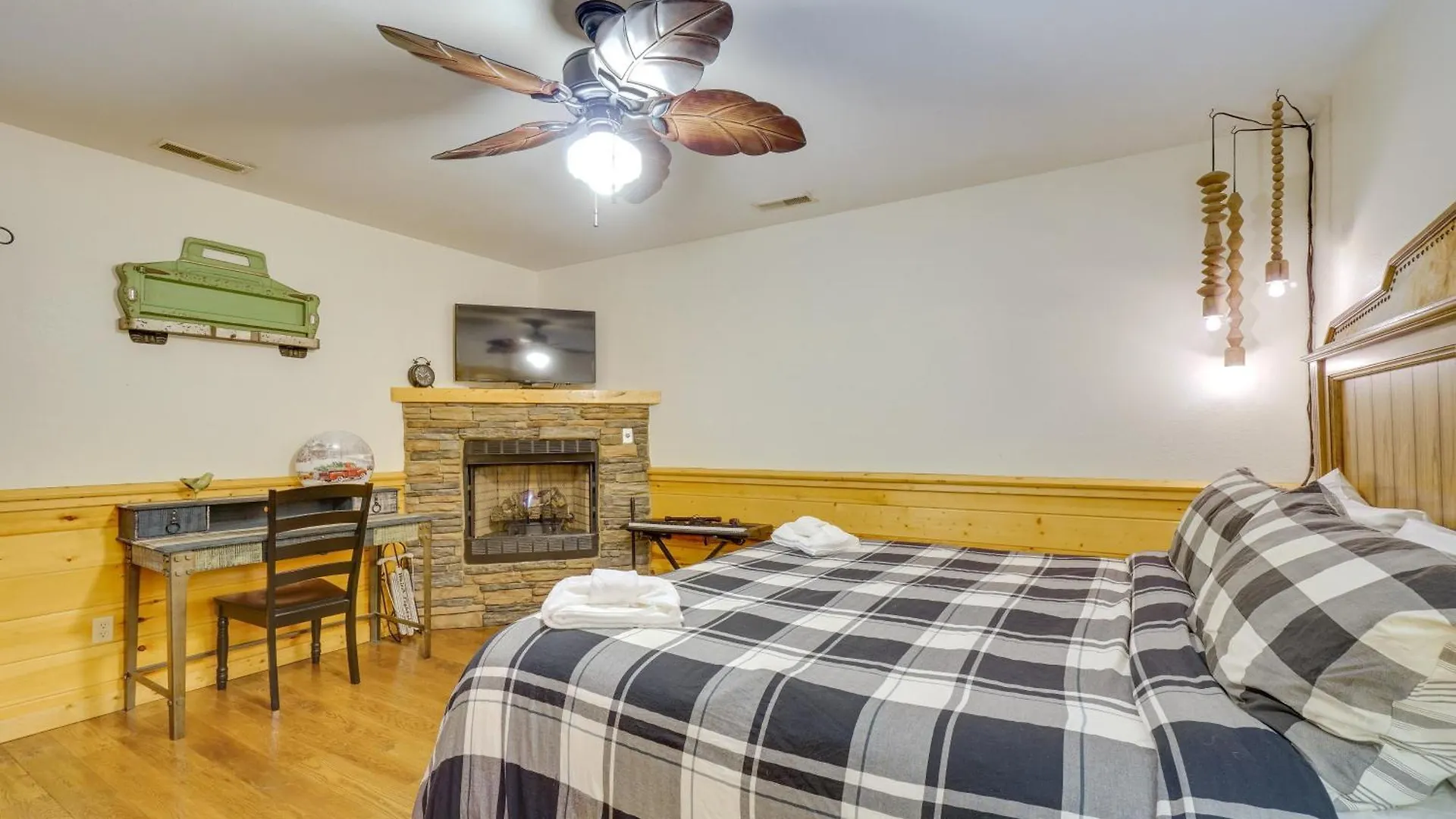 Holiday home With Pool Table And Deck Near Town!