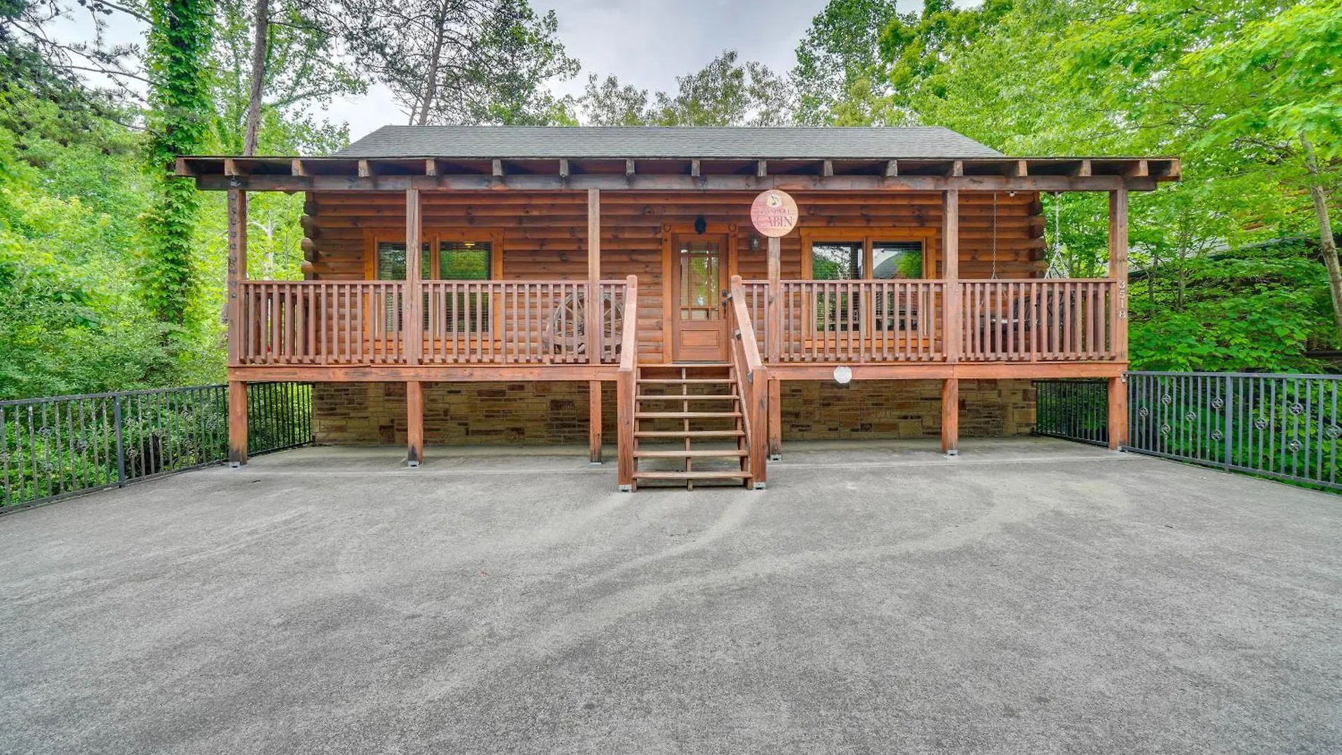 With Pool Table And Deck Near Town! Holiday home *