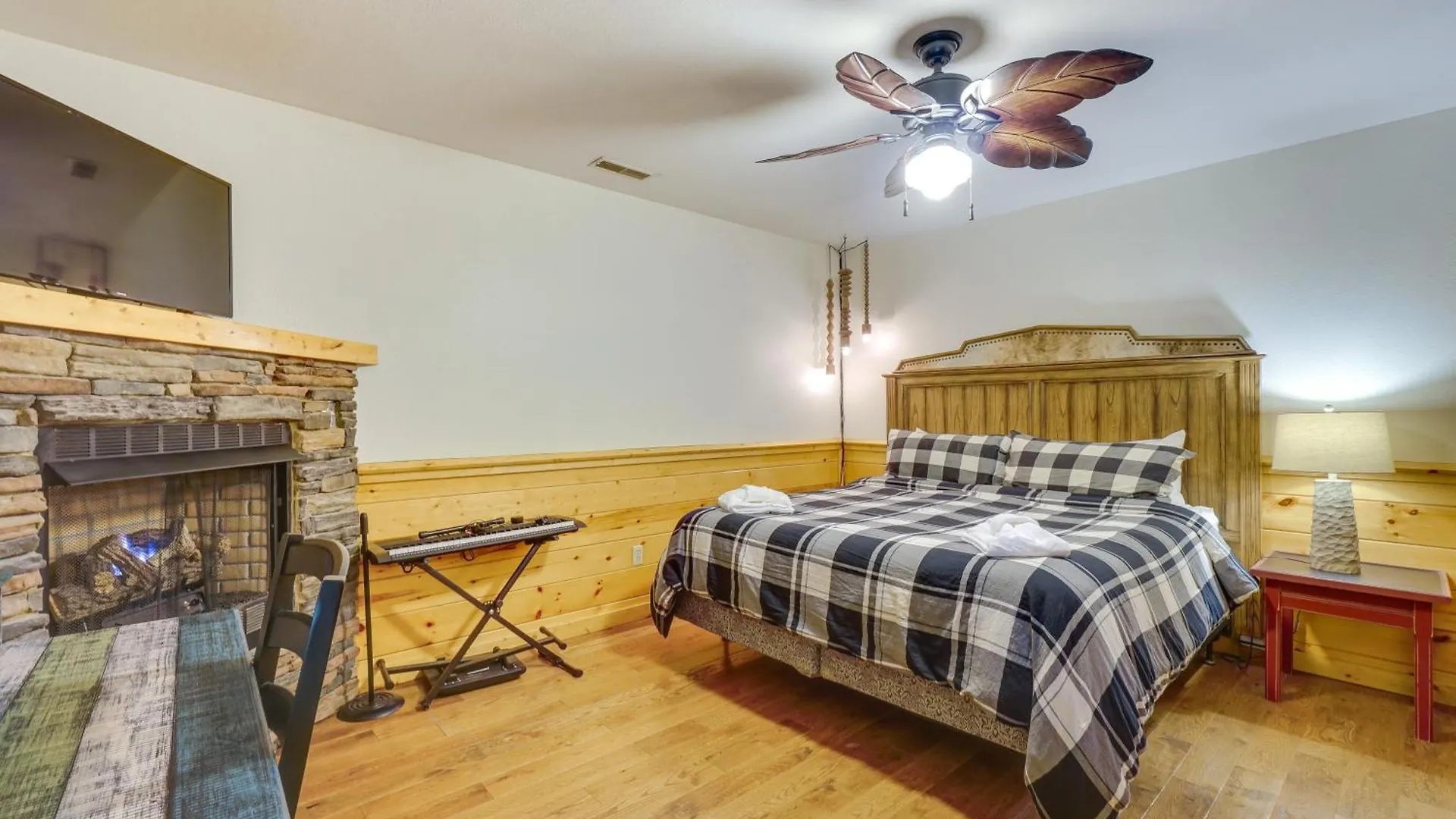 Holiday home With Pool Table And Deck Near Town! *