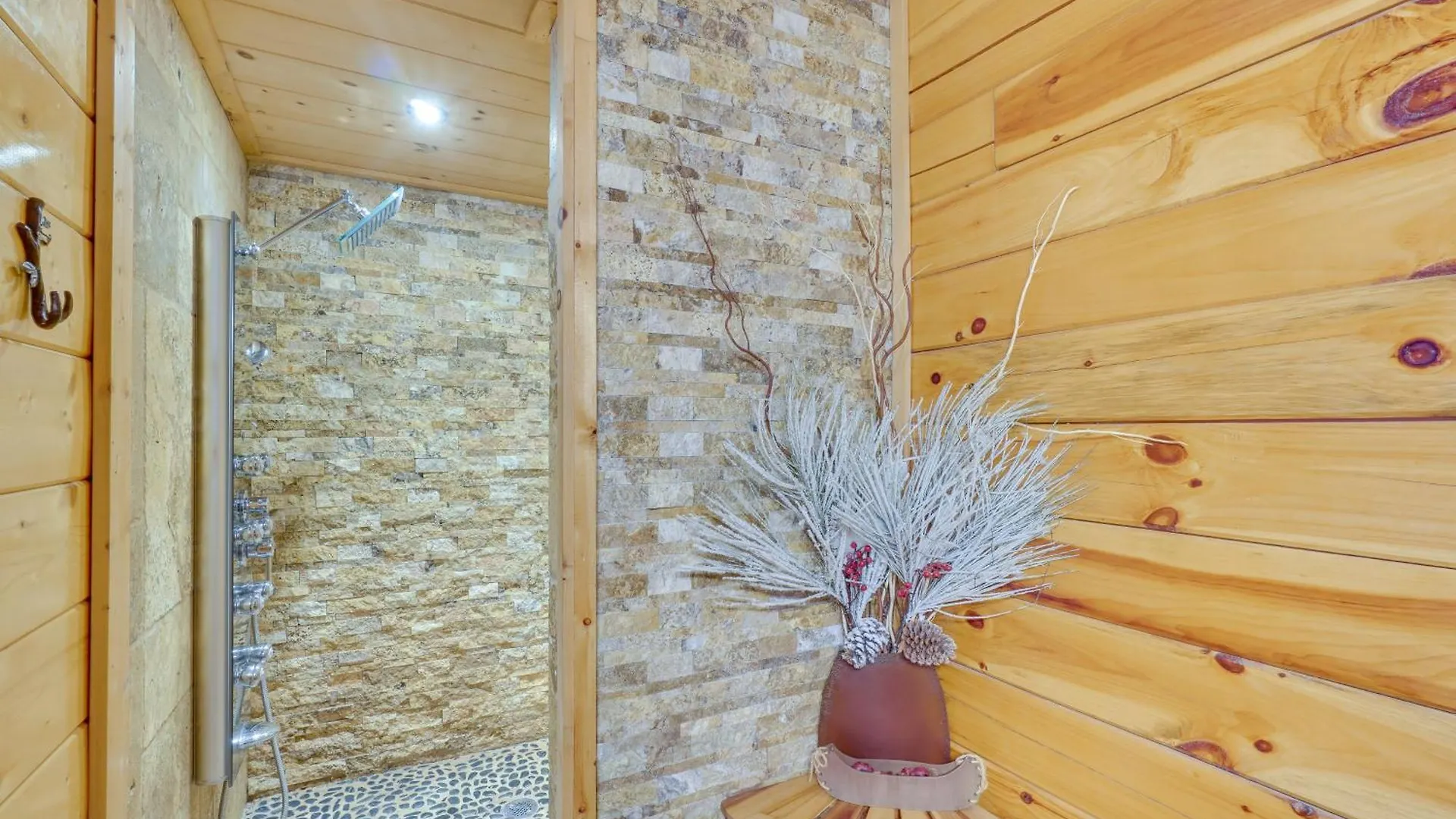 With Pool Table And Deck Near Town! Holiday home Pigeon Forge