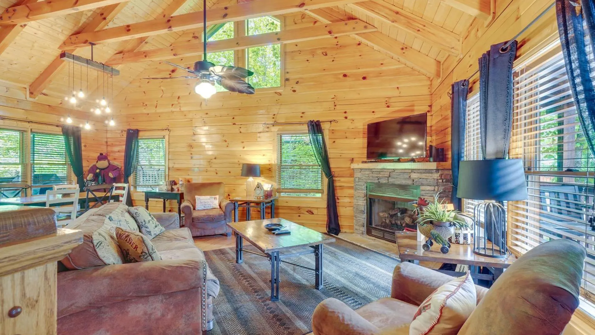 With Pool Table And Deck Near Town! Pigeon Forge