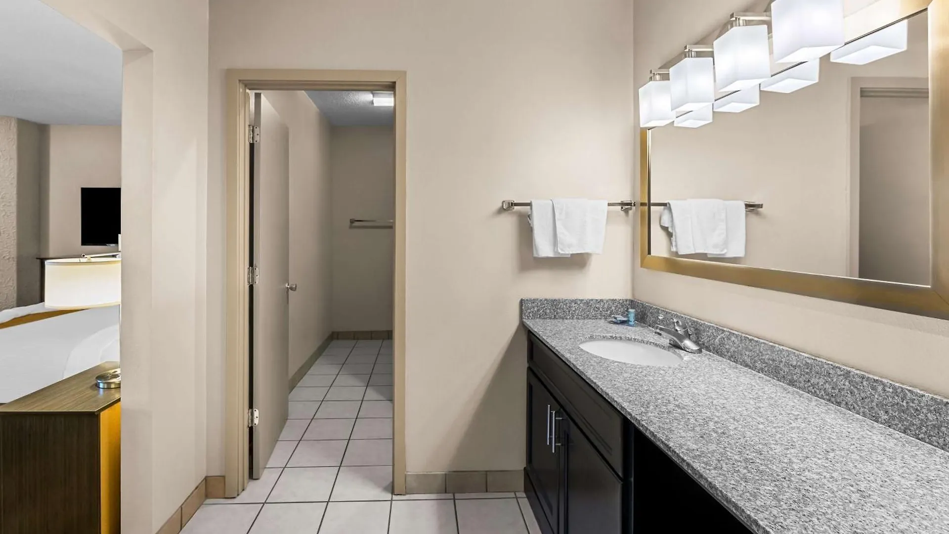 Western Toni 3* Pigeon Forge