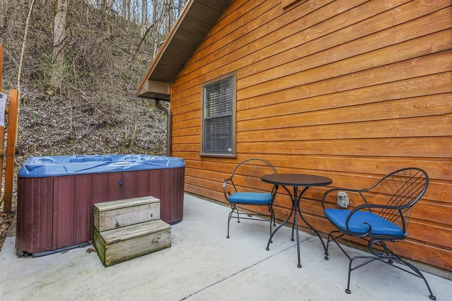 Strawberry Wine Romantic Hot Tub * Pigeon Forge