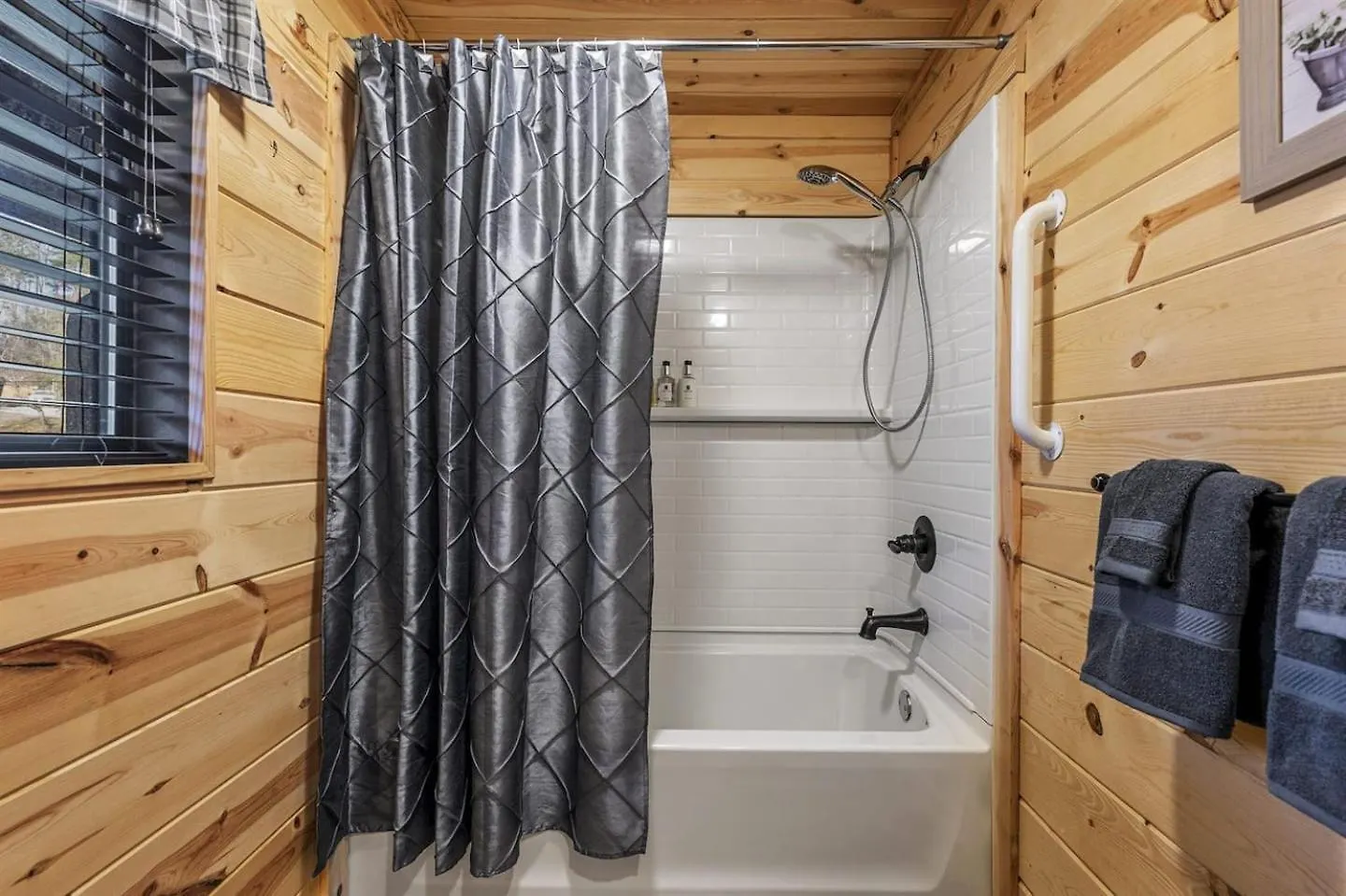 Strawberry Wine Romantic Hot Tub Holiday home *