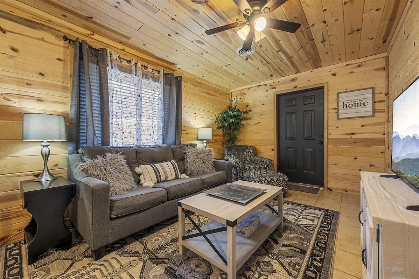 Strawberry Wine Romantic Hot Tub Holiday home Pigeon Forge