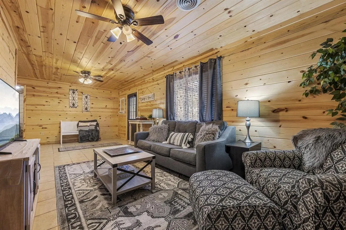 Strawberry Wine Romantic Hot Tub Holiday home Pigeon Forge