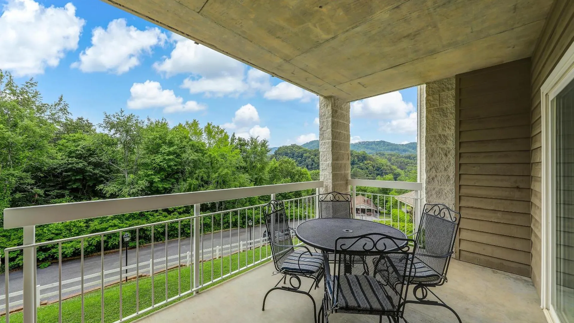 Apartment Dream Whispering Pines 423