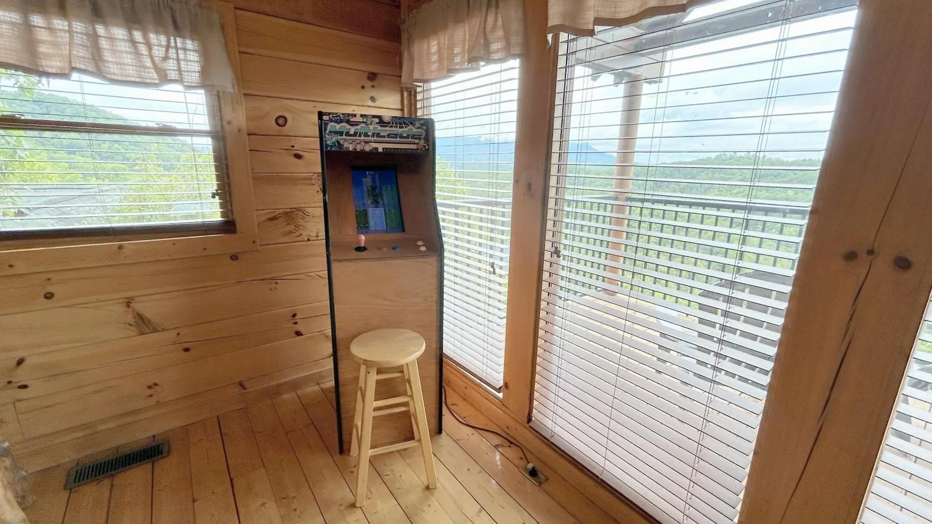 Wild Mountain Honey 3 Bedroom/3 Bath With Theater Holiday home Pigeon Forge