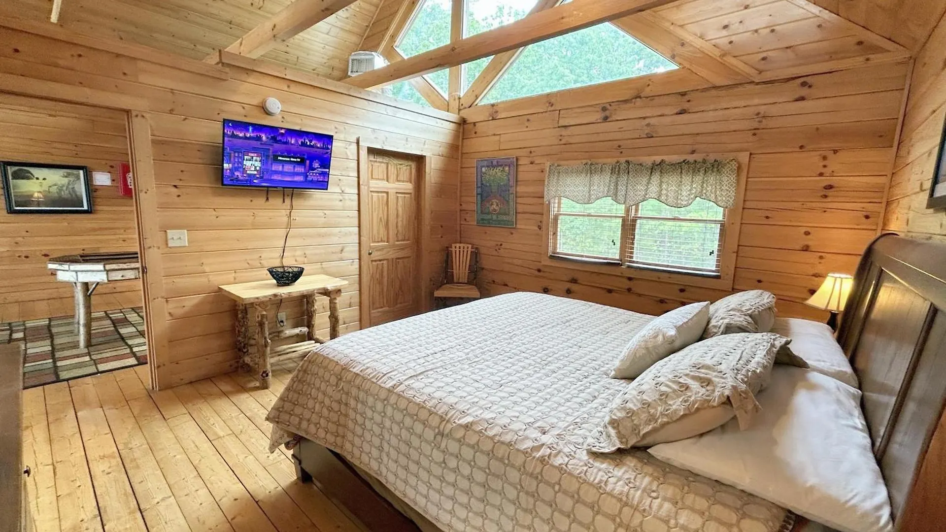 Wild Mountain Honey 3 Bedroom/3 Bath With Theater Holiday home Pigeon Forge