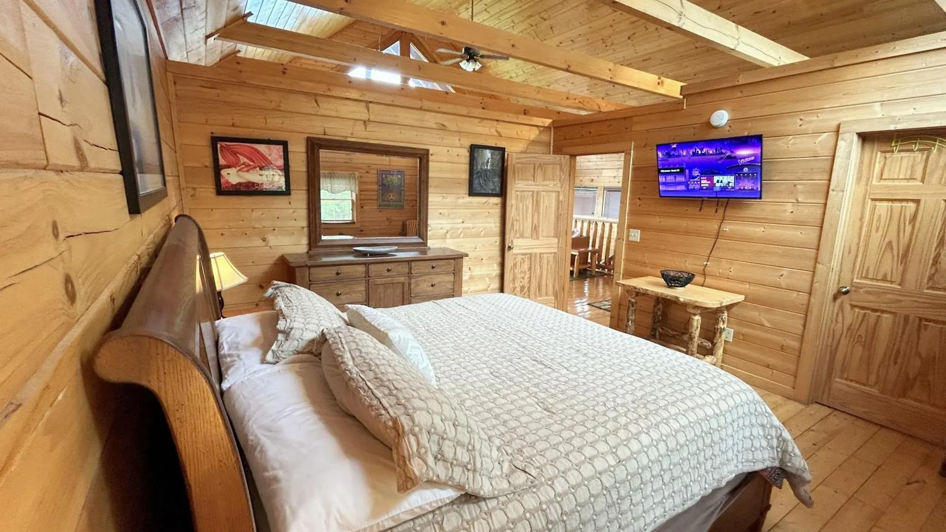 Wild Mountain Honey 3 Bedroom/3 Bath With Theater Holiday home *
