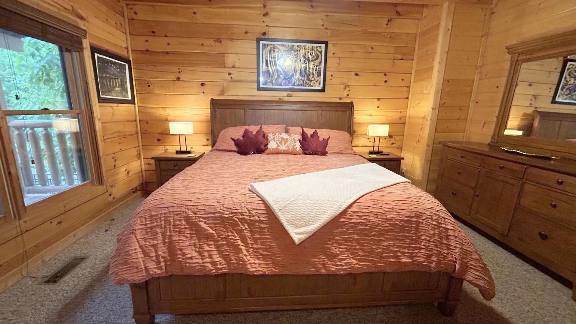 Wild Mountain Honey 3 Bedroom/3 Bath With Theater Holiday home Pigeon Forge