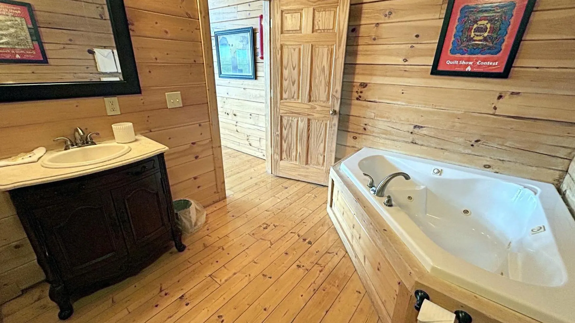 Wild Mountain Honey 3 Bedroom/3 Bath With Theater Holiday home *