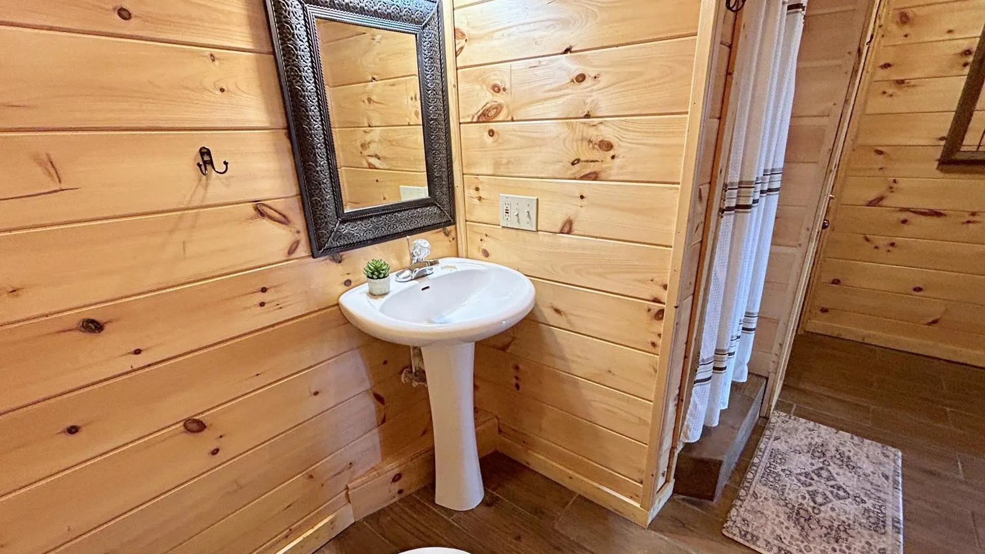 Wild Mountain Honey 3 Bedroom/3 Bath With Theater Pigeon Forge