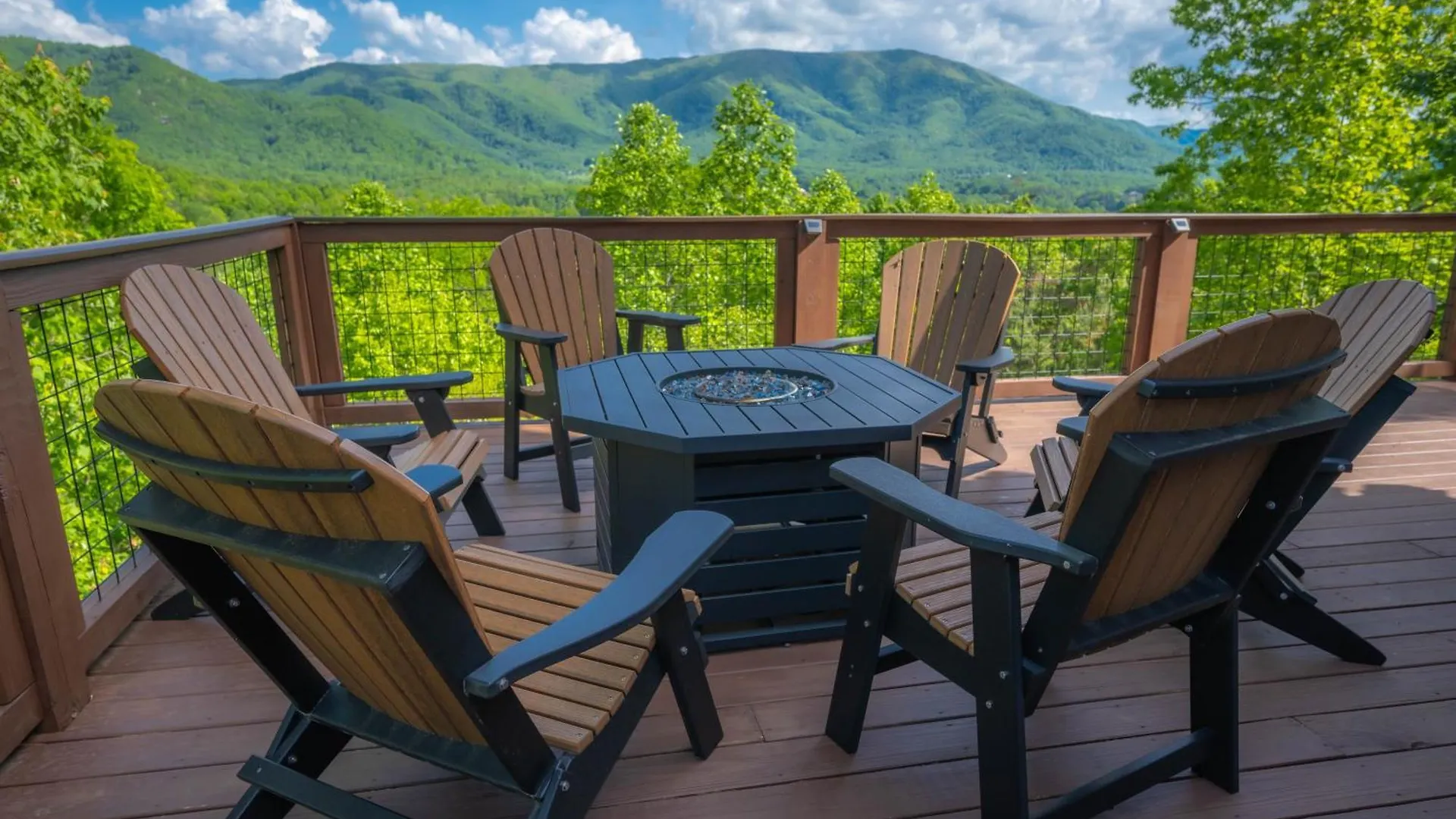 Breathtaking 5-bedroom Getaway With Game Room, Hot Tub, And Theatre Holiday home