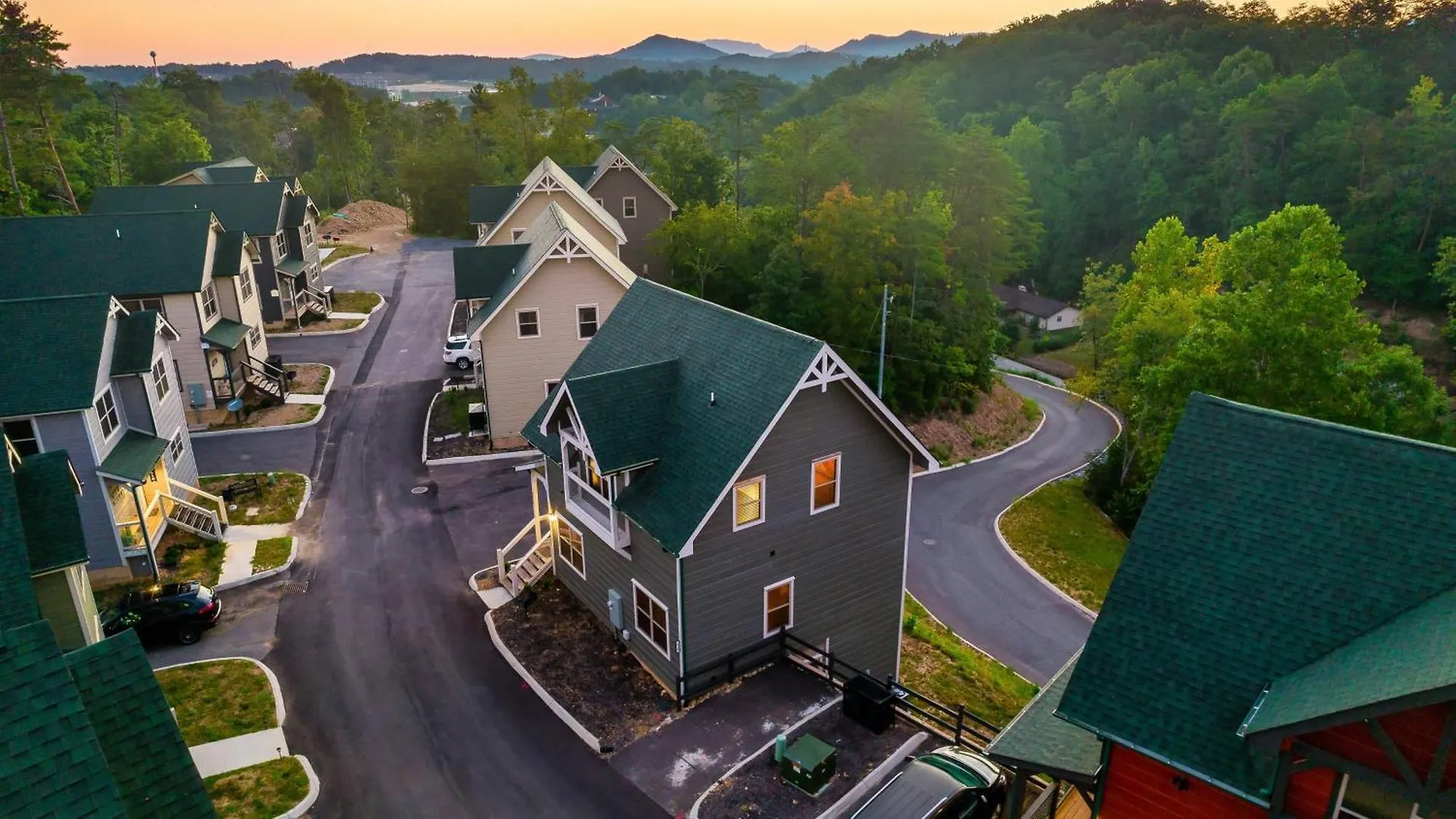 Ferienhaus Liberty - Family Getaway With Pool, Hot Tub, Arcade & Dogs Pigeon Forge