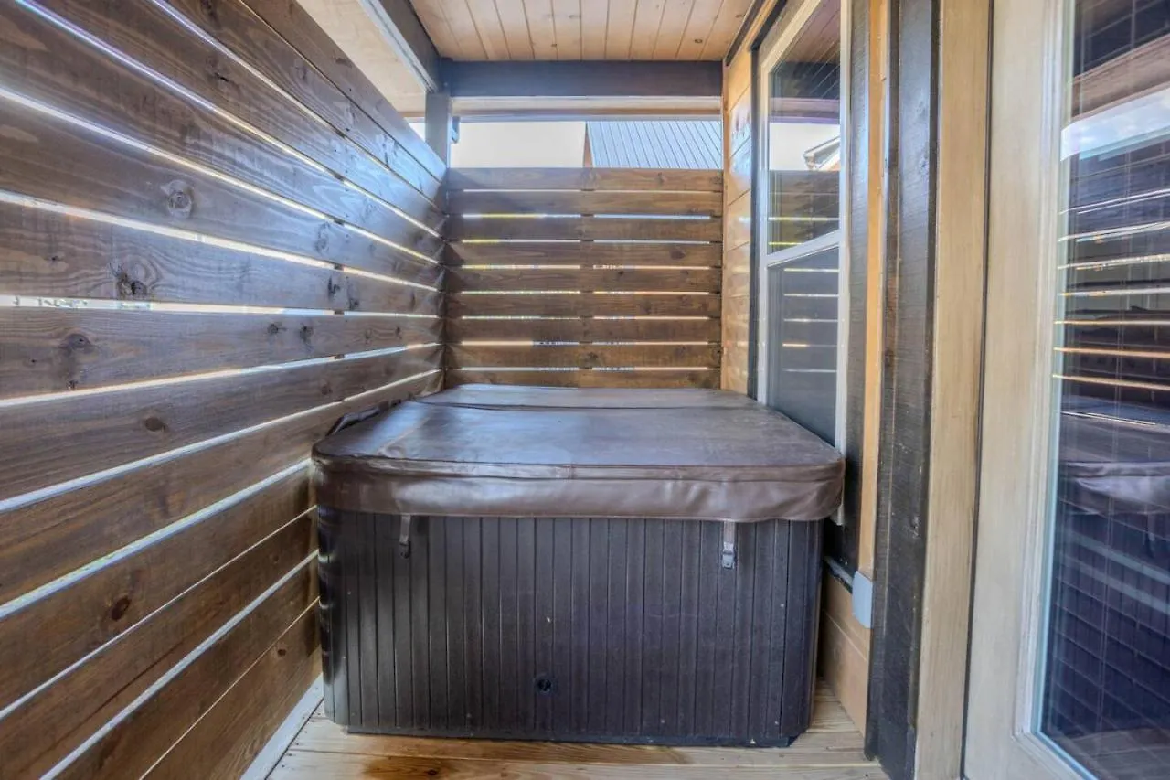 Holiday home 2br Cozy In Smoky Mountains With Hot Tub