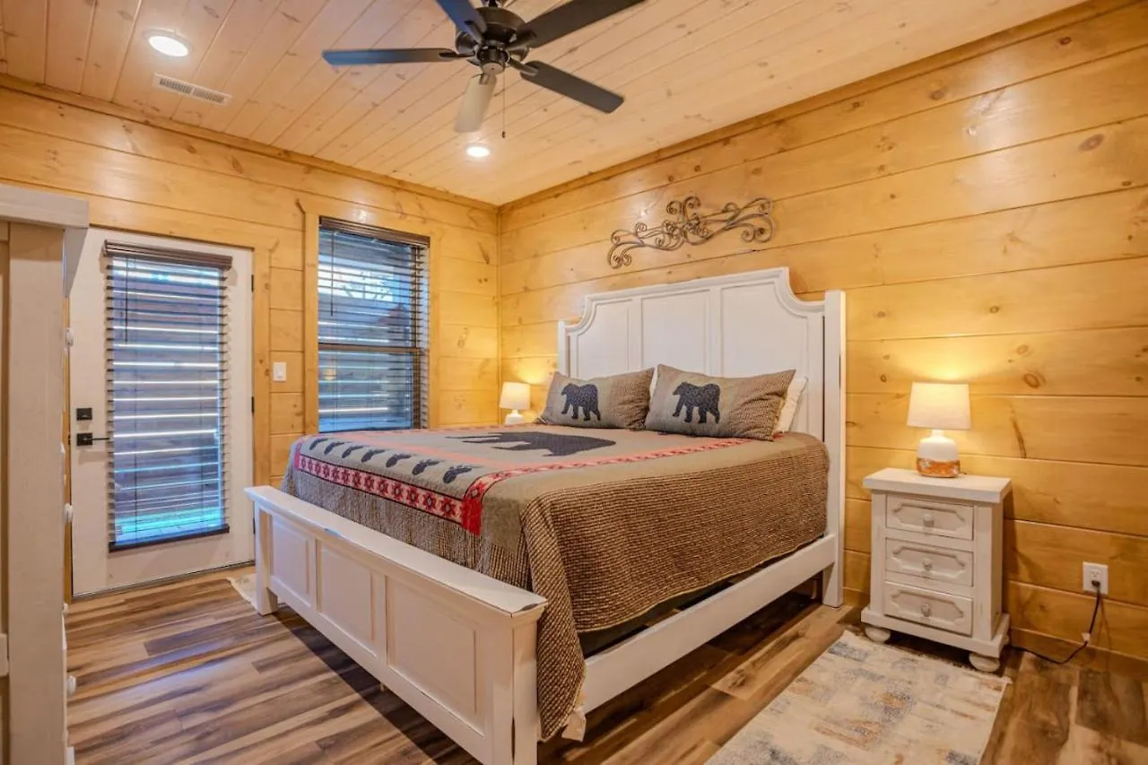 Holiday home 2br Cozy In Smoky Mountains With Hot Tub
