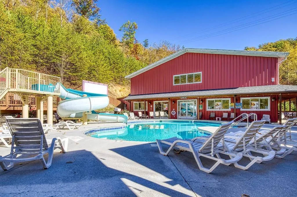 An Awesome View, Game Area, Pools, Pavilion, Free Attraction Tickets, Dollywood And More! Holiday home