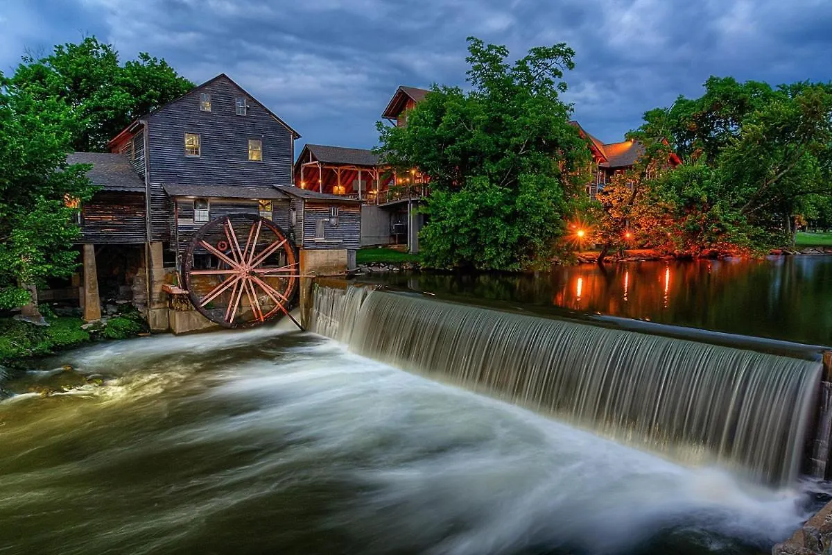 An Awesome View, Game Area, Pools, Pavilion, Free Attraction Tickets, Dollywood And More!