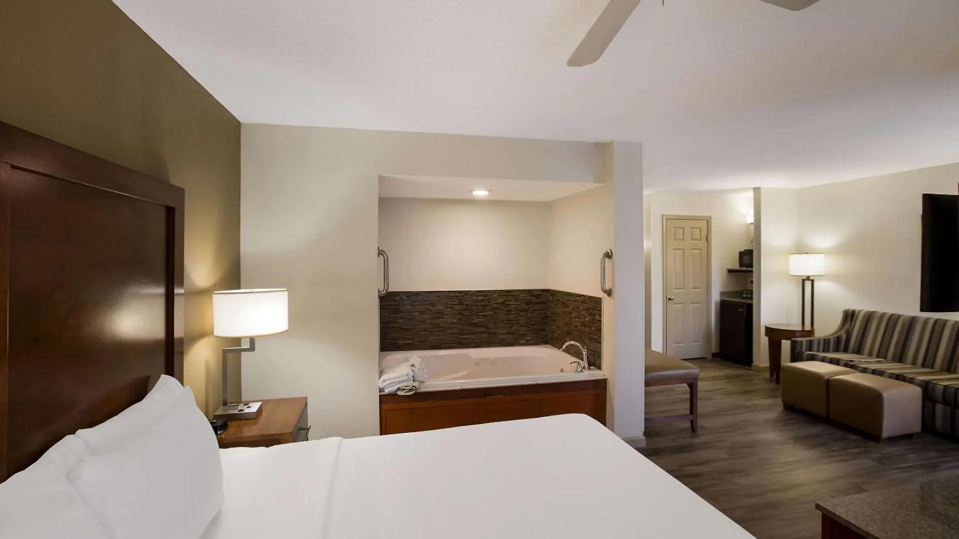 The At Apple Valley, Ascend Collection Hotel