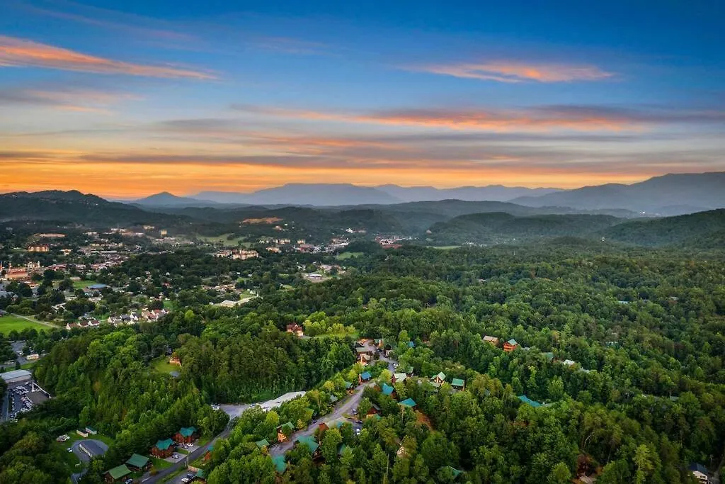 Hideaway 3 Bedroom - Sleeps 12, Hot Tub, Theater & Breathtaking Views! Holiday home Pigeon Forge