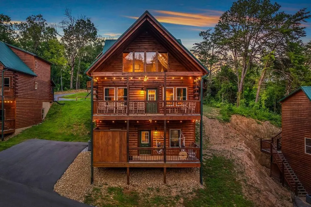 Hideaway 3 Bedroom - Sleeps 12, Hot Tub, Theater & Breathtaking Views! Holiday home