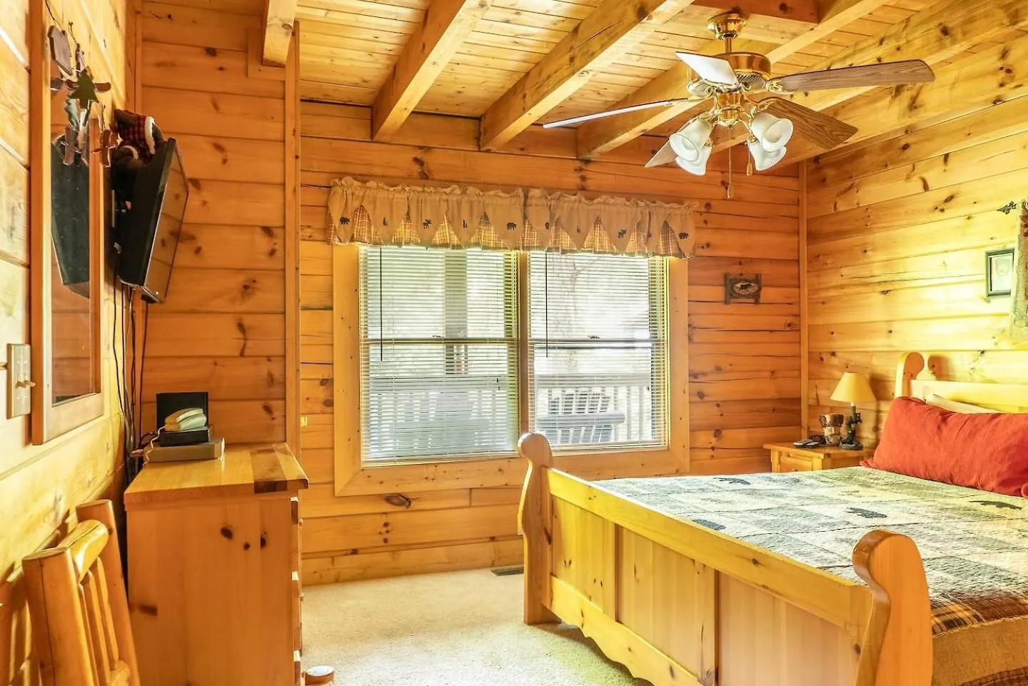 Eagles Ridge Retreat Hot Tub & Peaceful Views * Pigeon Forge