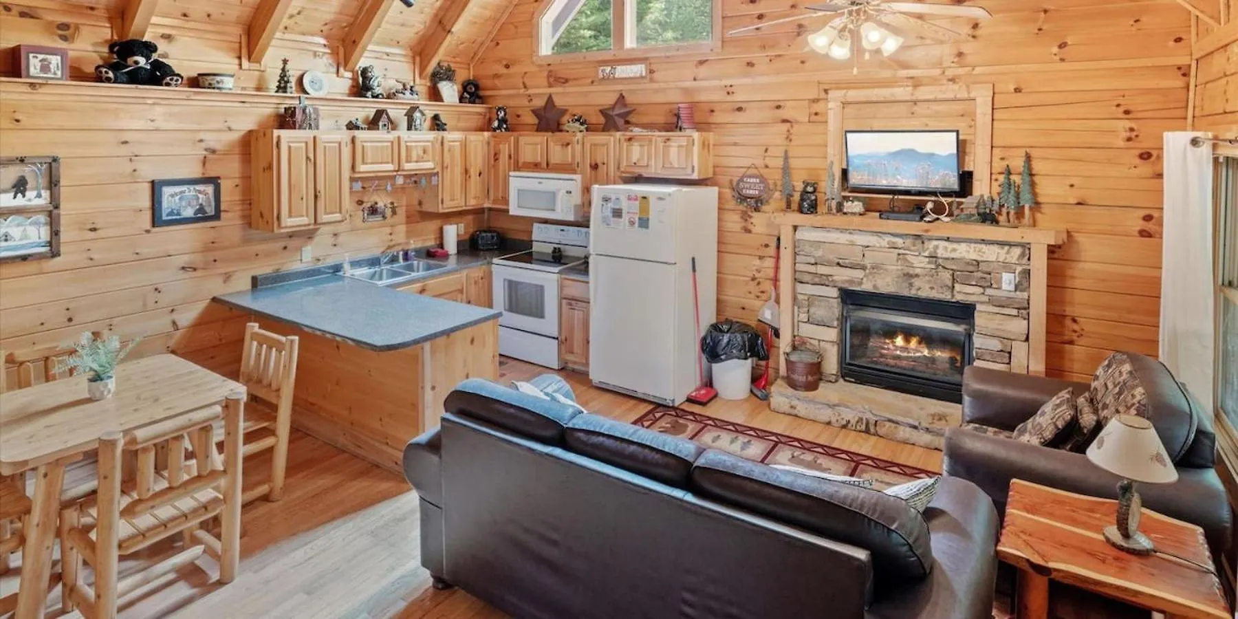 Eagles Ridge Retreat Hot Tub & Peaceful Views * Pigeon Forge