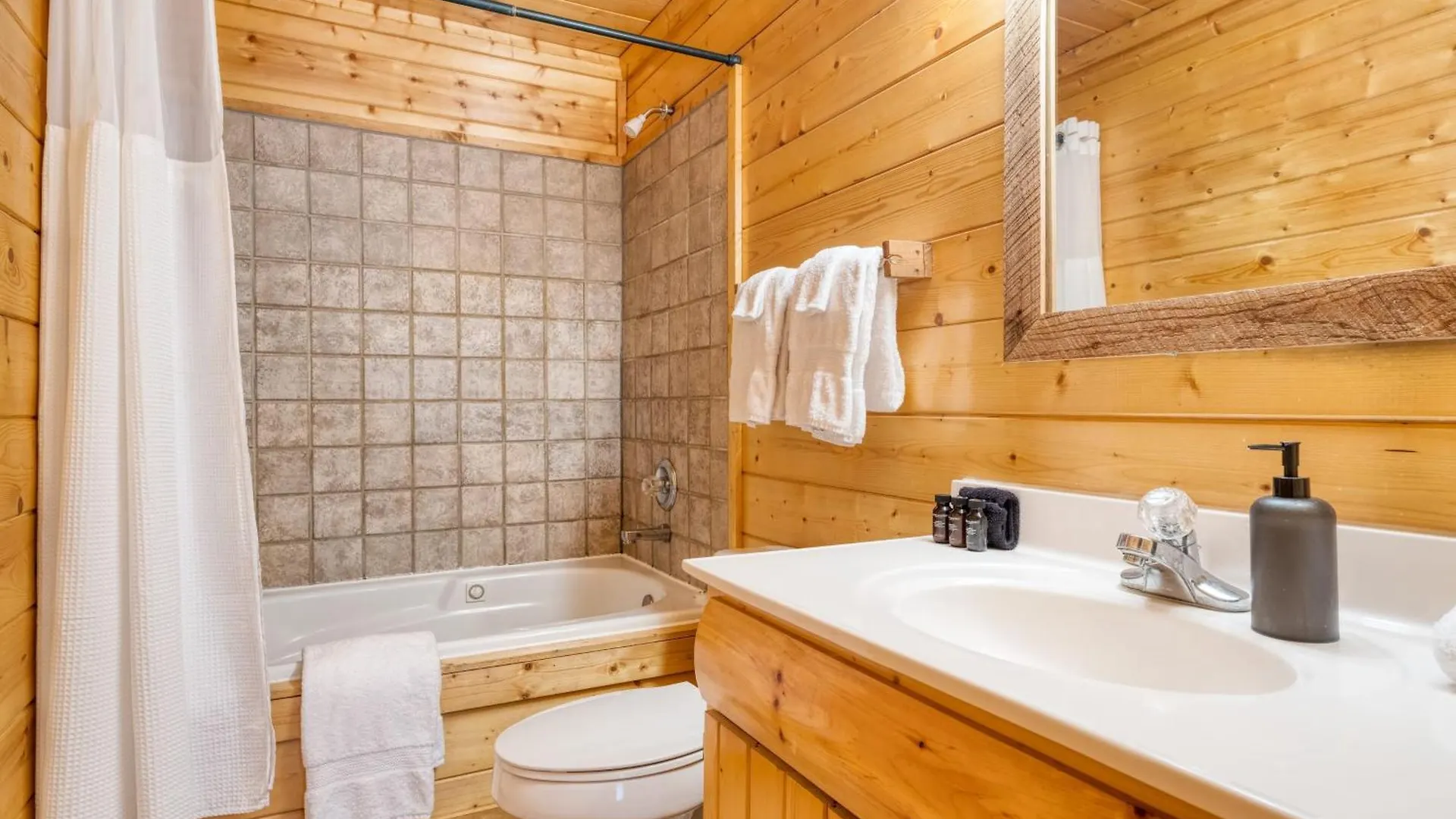 Casa de Férias Brookshore By Avantstay Relaxing Backyard Creek 10mins From *