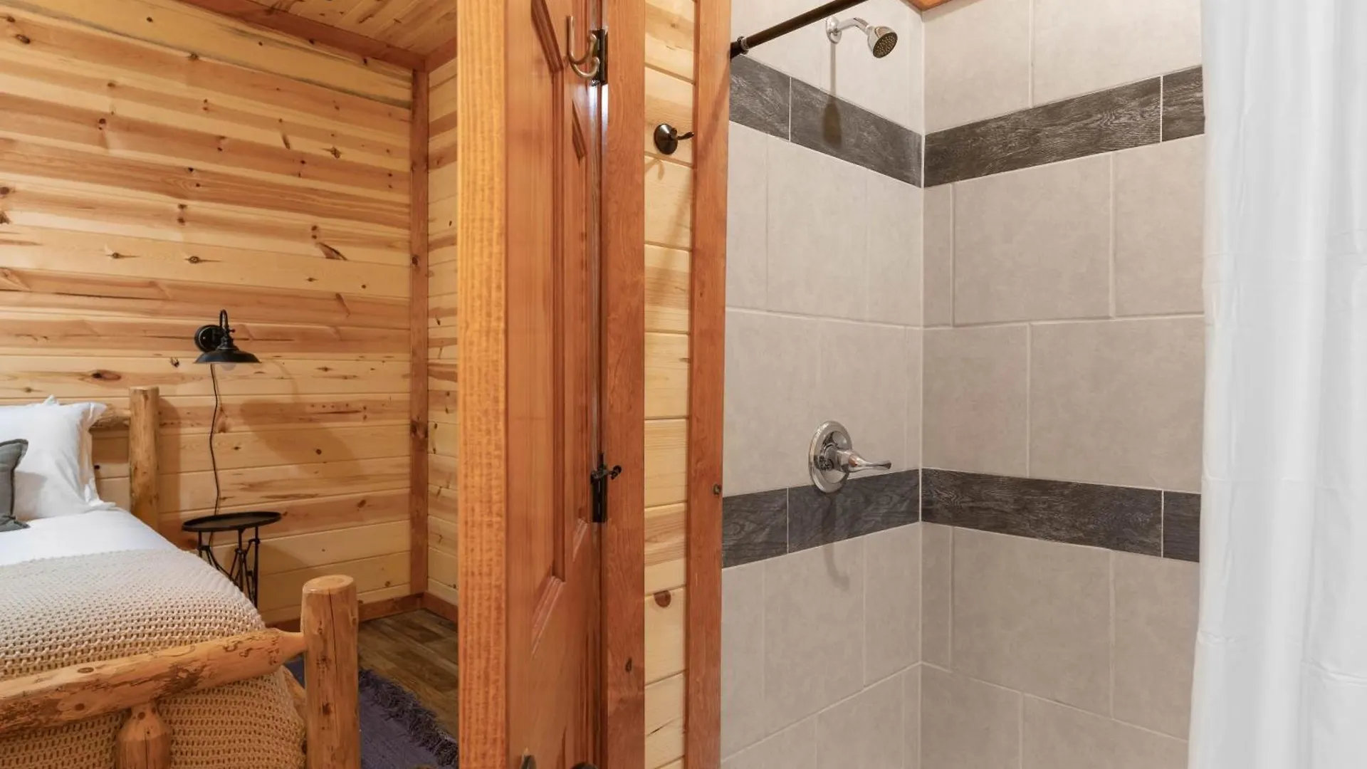 Holiday home Sugarland By Avantstay Sleeps 28 Theatre Two Hot Tubs Indoor Pool Incredible Views Pigeon Forge
